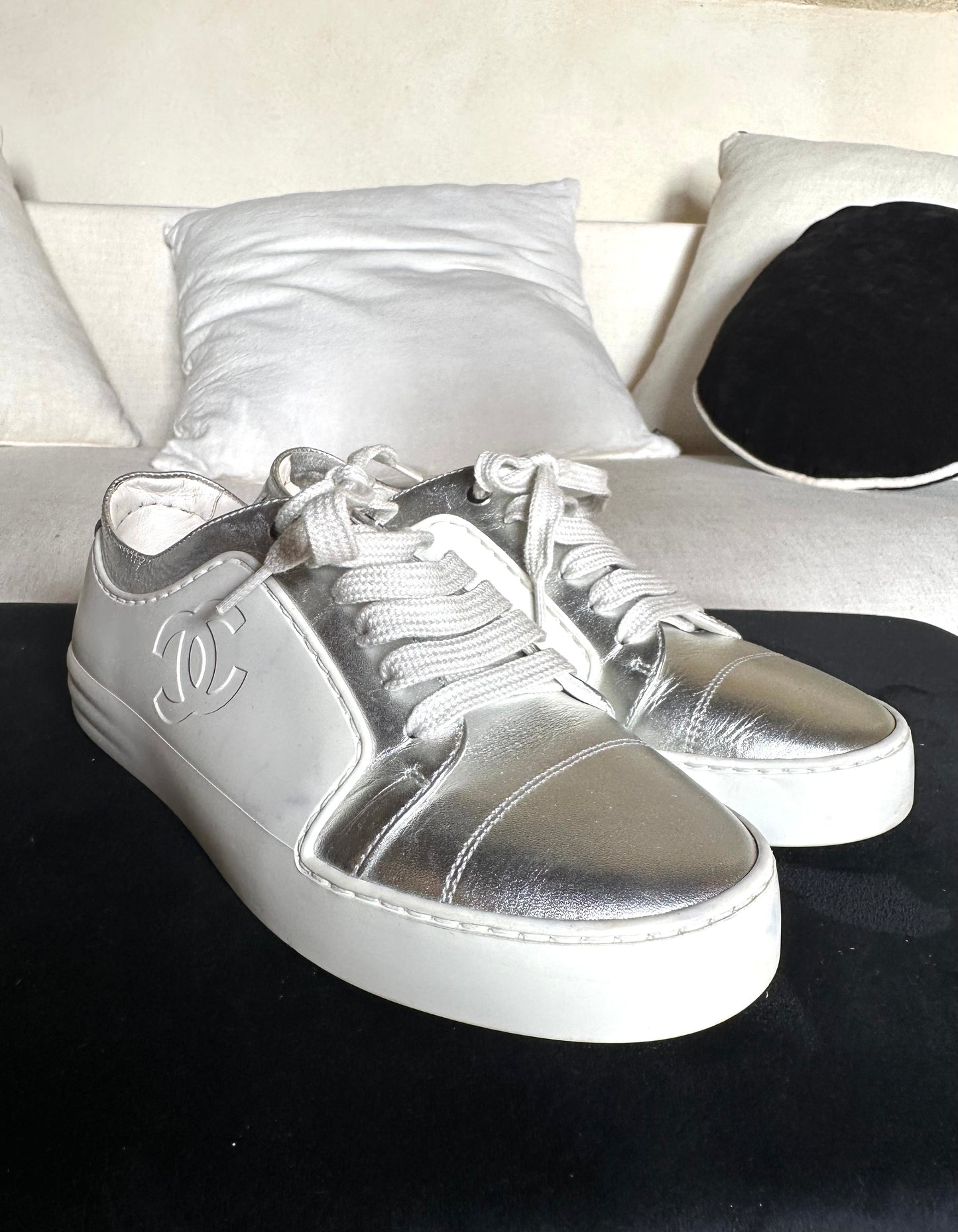 Baskets Chanel authentiques en cuir argent métallisé et caoutchouc blanc