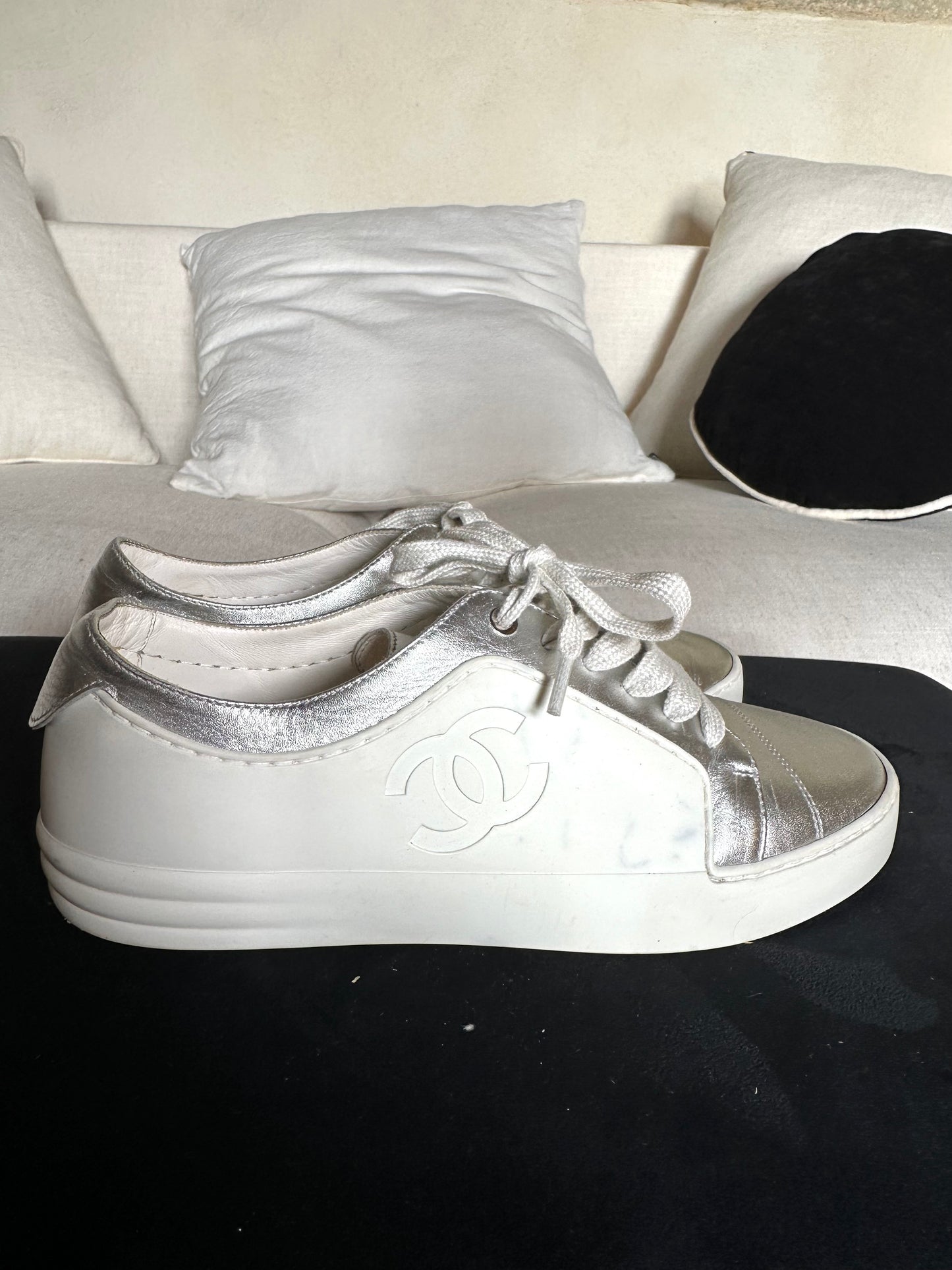 Baskets Chanel authentiques en cuir argent métallisé et caoutchouc blanc