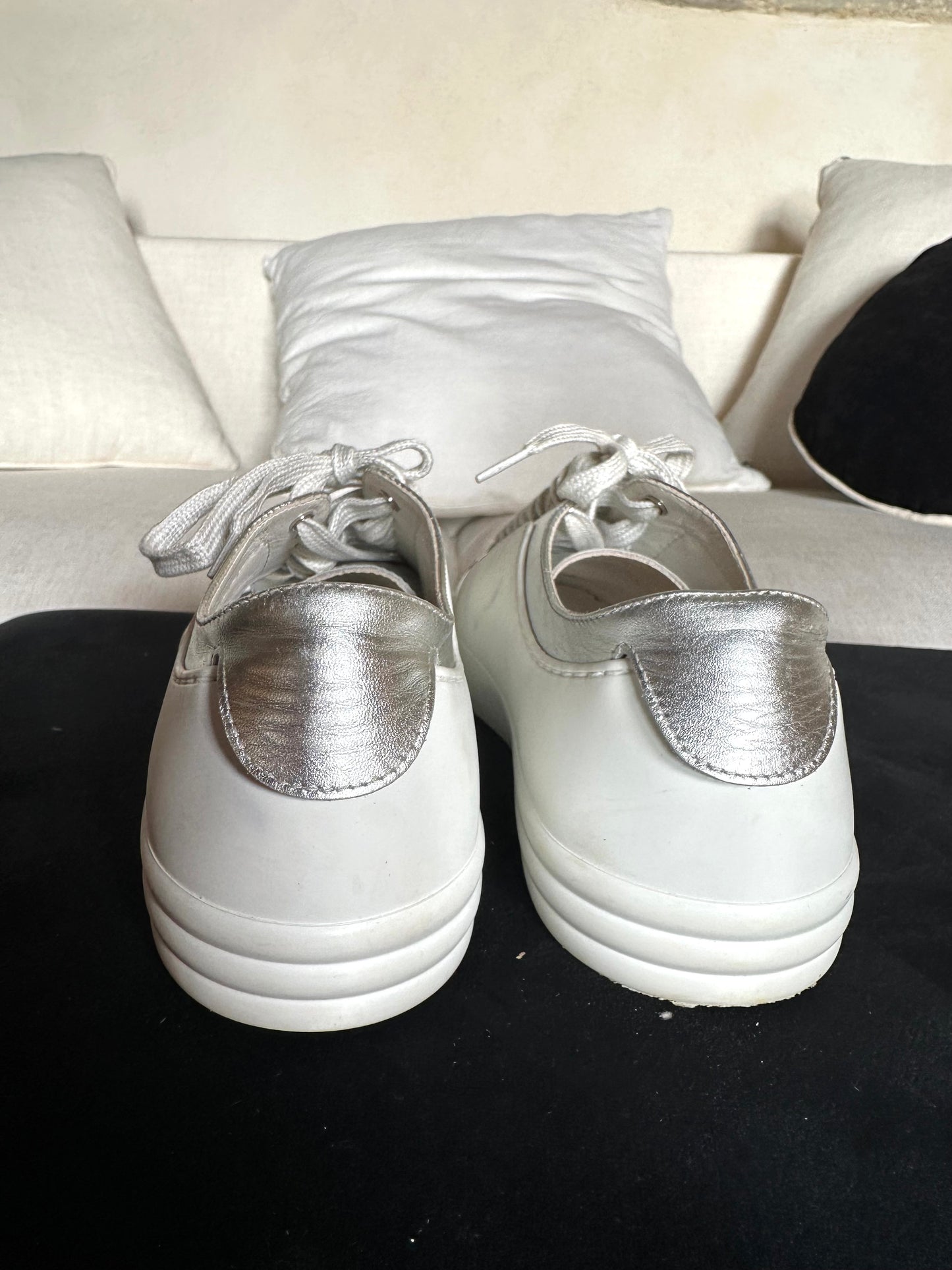 Baskets Chanel authentiques en cuir argent métallisé et caoutchouc blanc