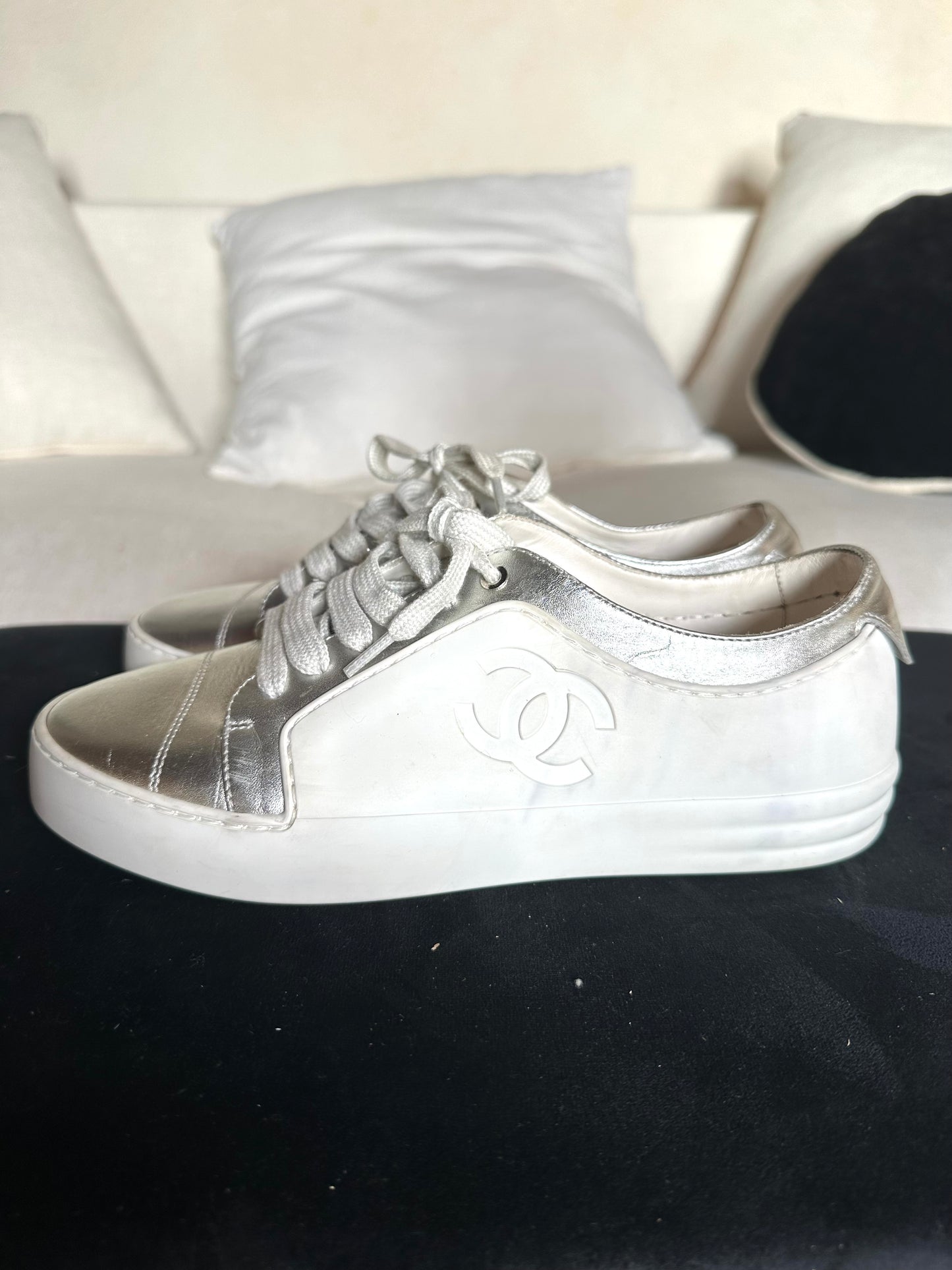 Baskets Chanel authentiques en cuir argent métallisé et caoutchouc blanc