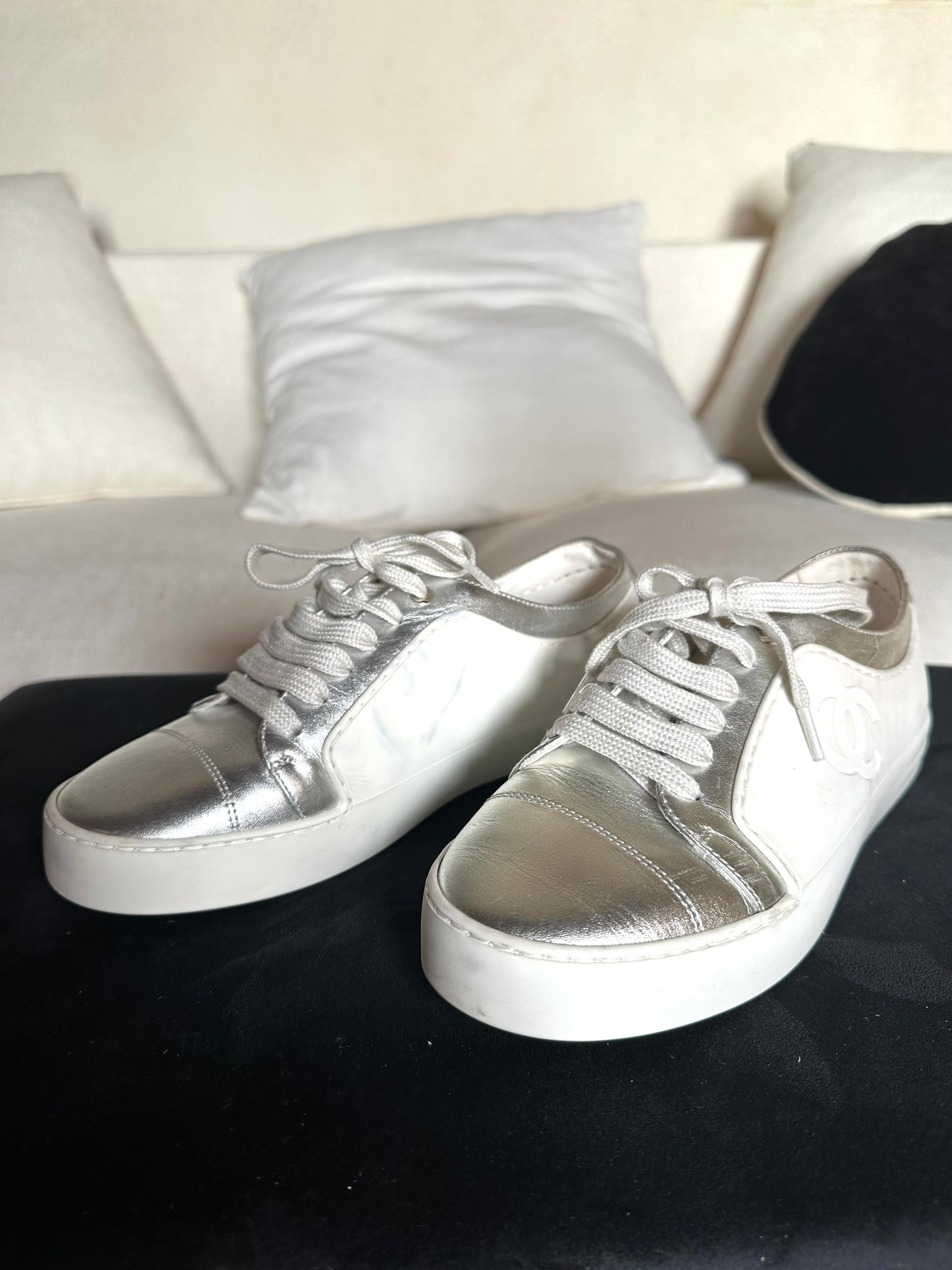 Baskets Chanel authentiques en cuir argent métallisé et caoutchouc blanc