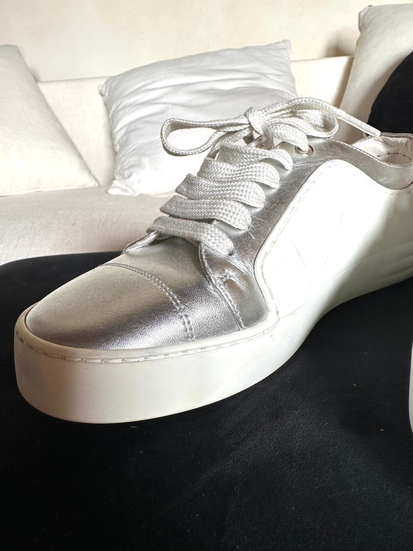 Baskets Chanel authentiques en cuir argent métallisé et caoutchouc blanc