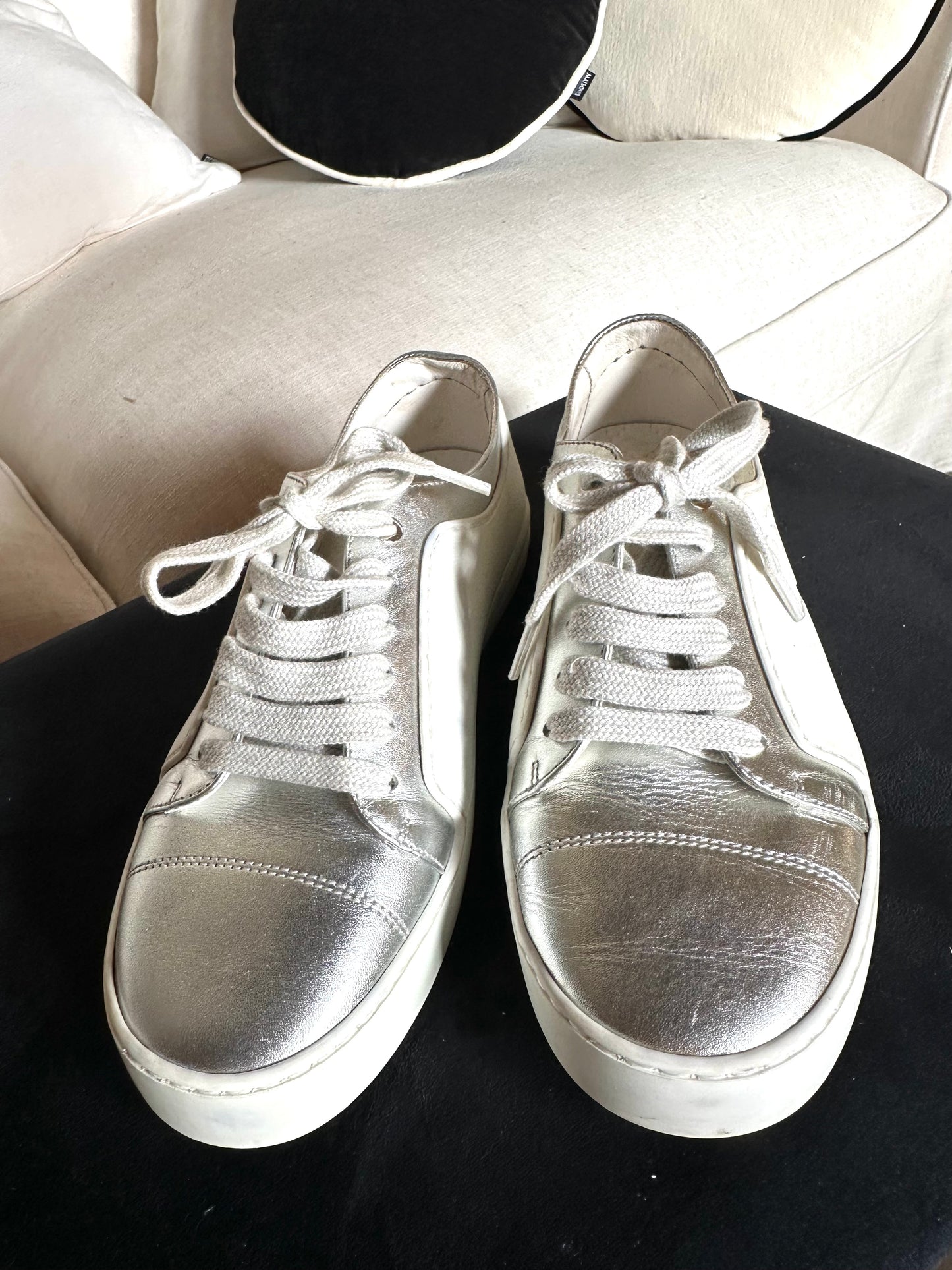 Baskets Chanel authentiques en cuir argent métallisé et caoutchouc blanc