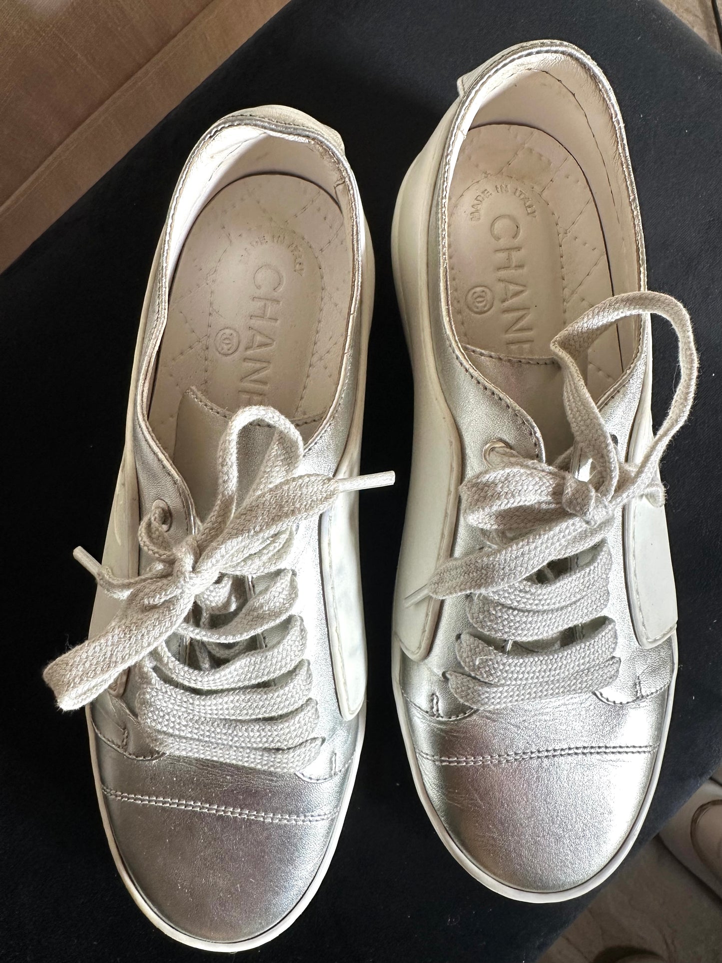 Baskets Chanel authentiques en cuir argent métallisé et caoutchouc blanc