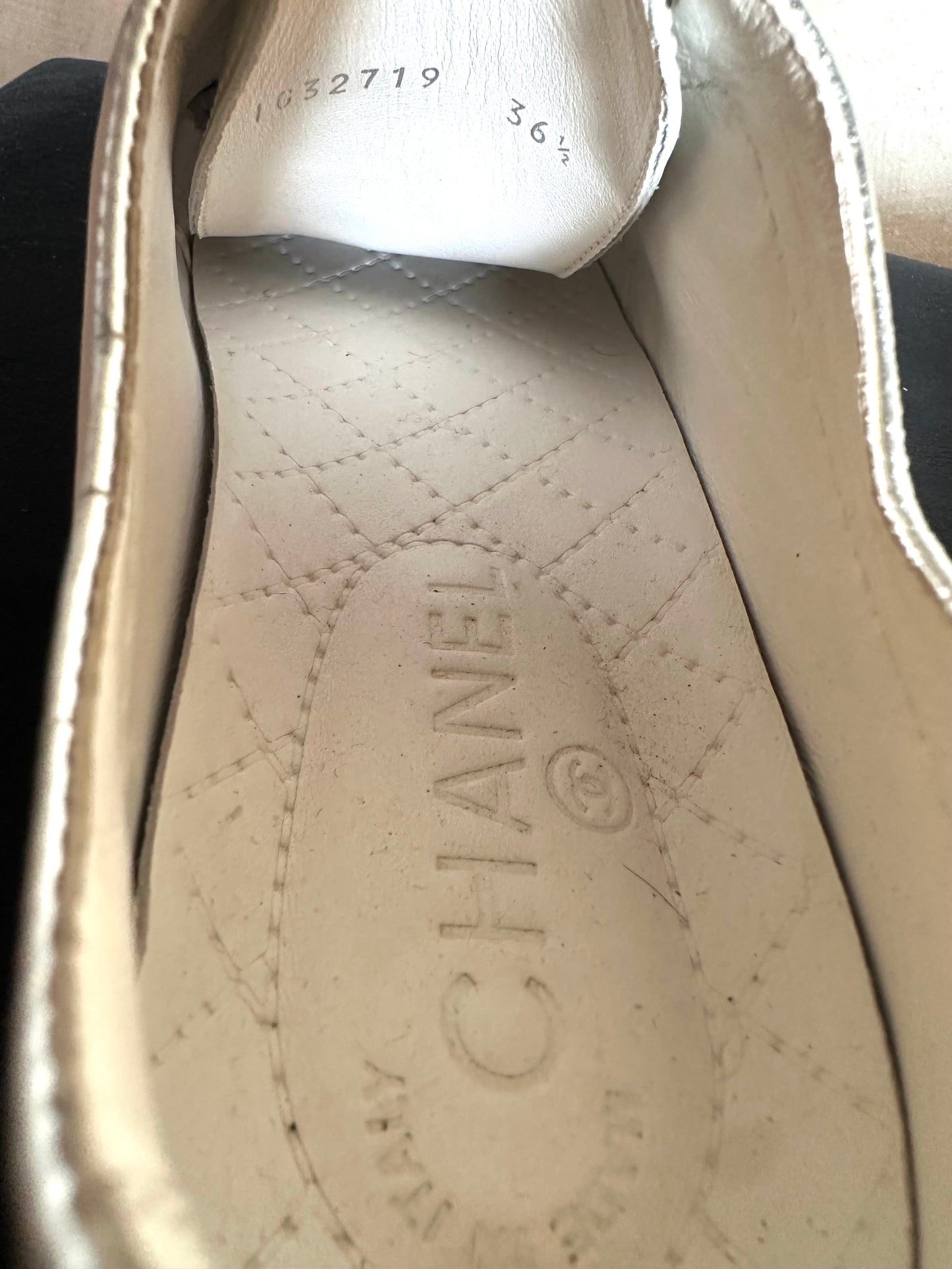 Baskets Chanel authentiques en cuir argent métallisé et caoutchouc blanc