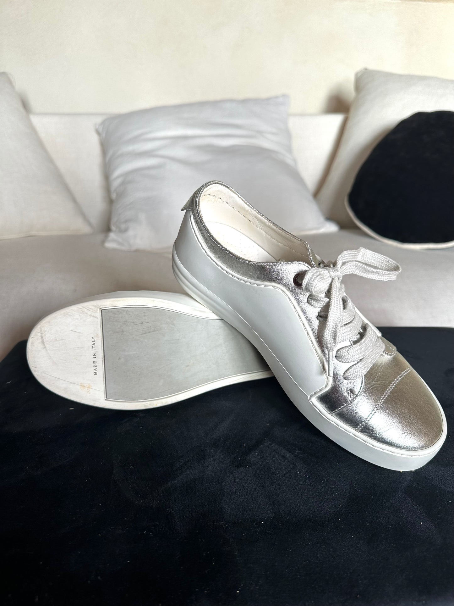 Baskets Chanel authentiques en cuir argent métallisé et caoutchouc blanc
