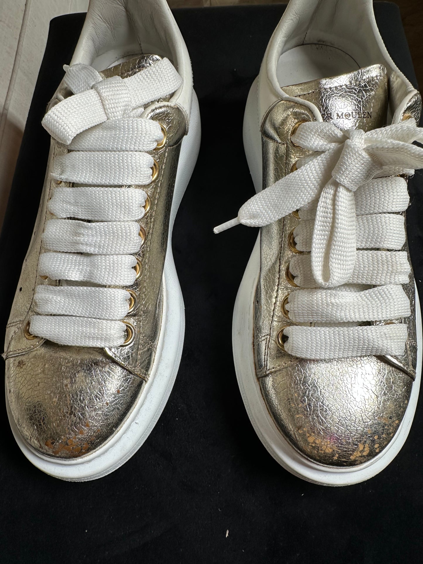 Baskets en cuir doré Alexander McQueen authentiques
