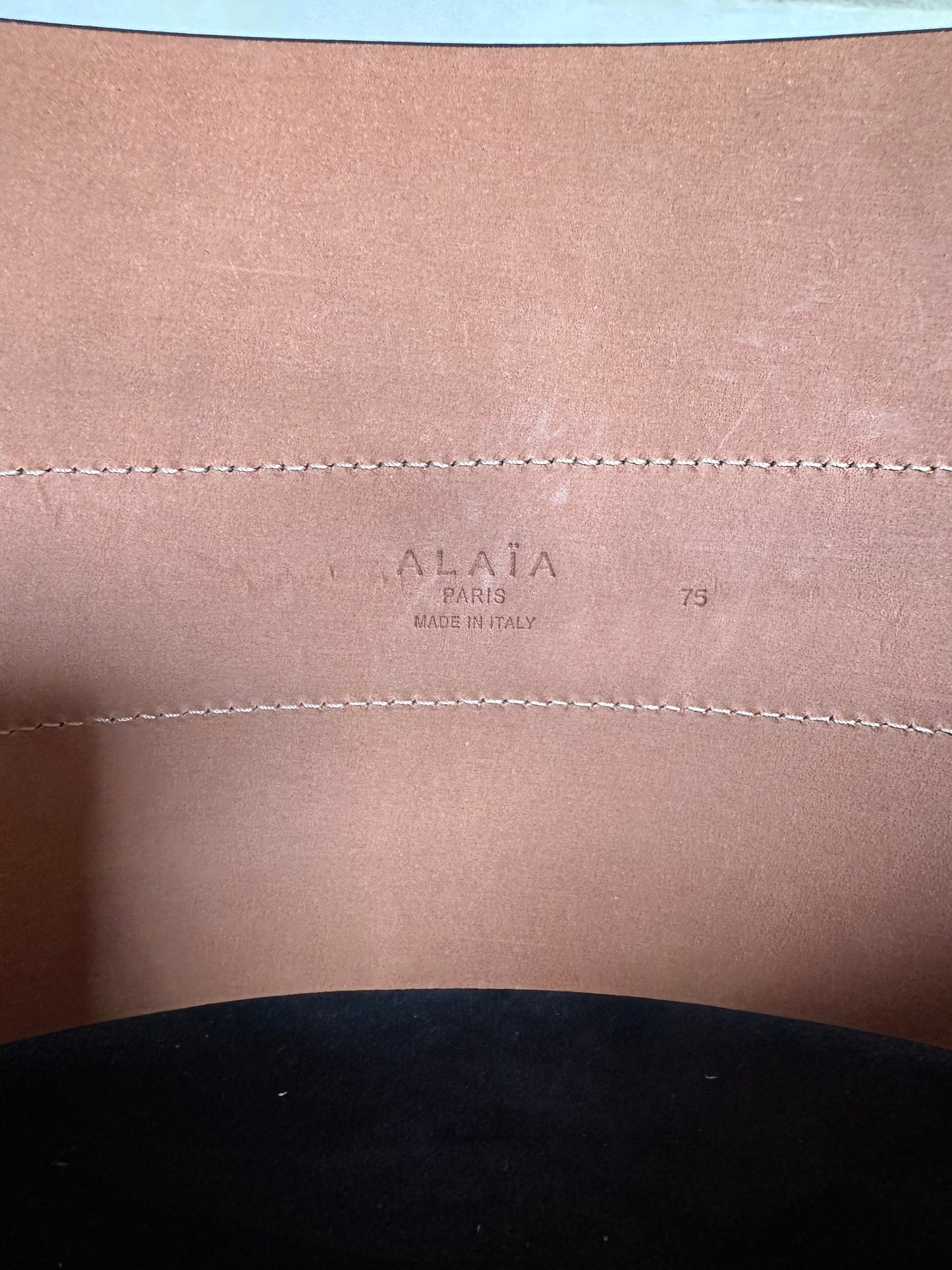 Ceinture large en cuir noir et nude Alaïa Paris