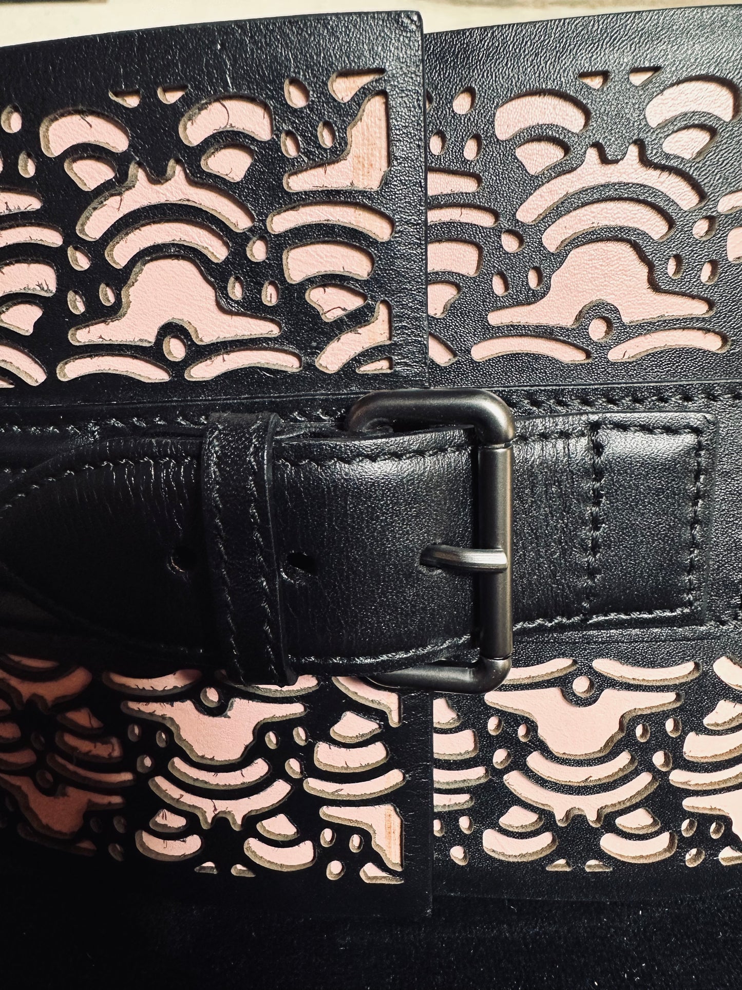 Ceinture large en cuir noir et nude Alaïa Paris
