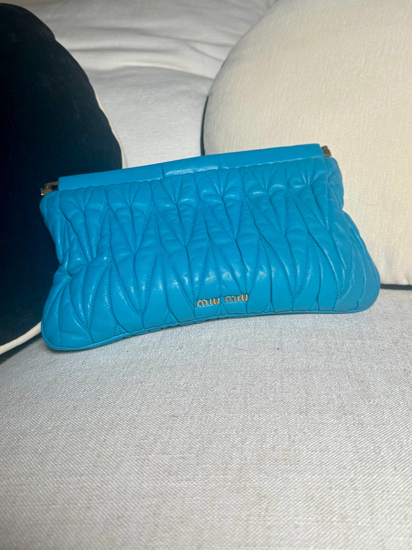 Pochette Miu Miu authentique en cuir d’agneau matelassé bleu turquoise