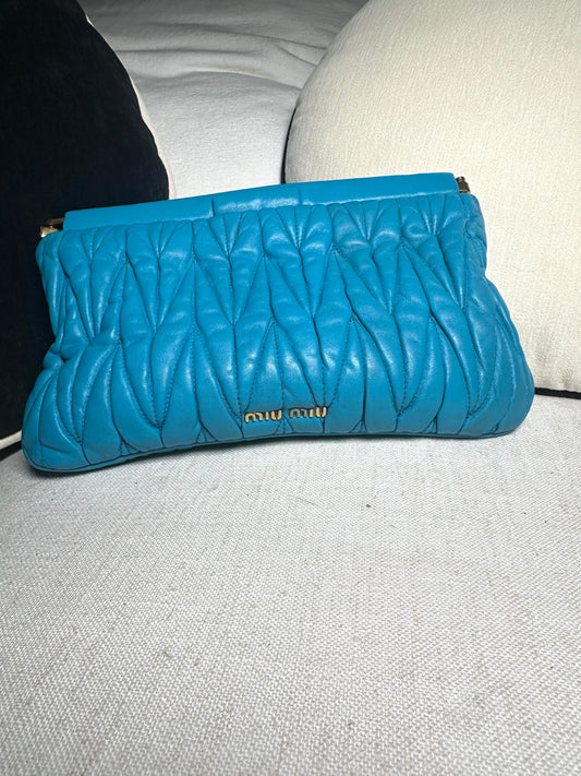 Pochette Miu Miu authentique en cuir d’agneau matelassé bleu turquoise