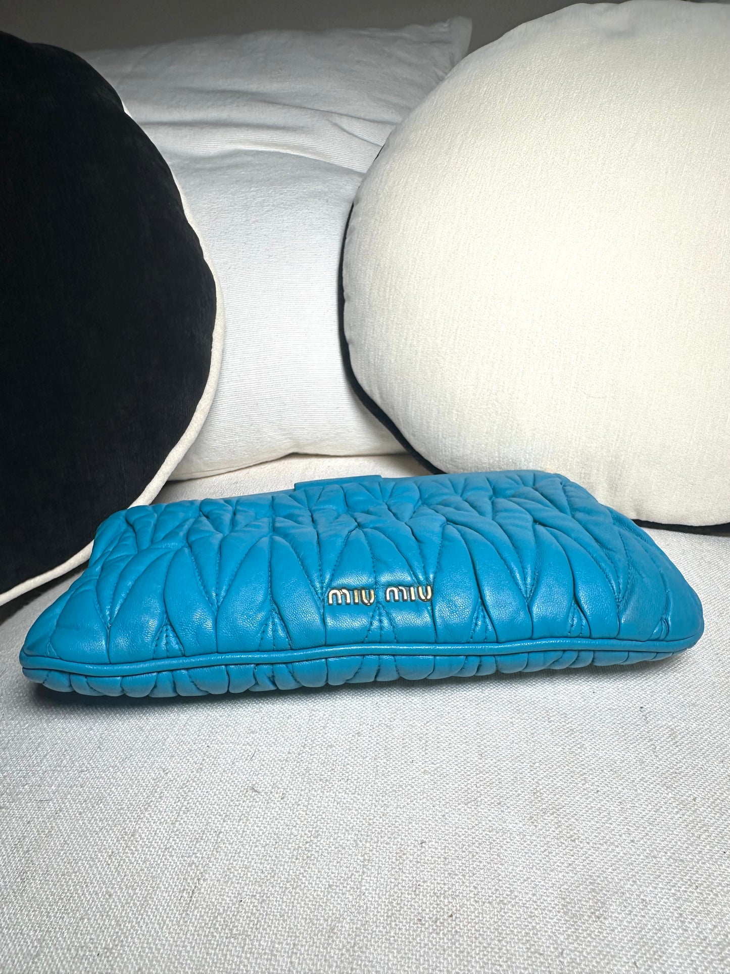 Pochette Miu Miu authentique en cuir d’agneau matelassé bleu turquoise