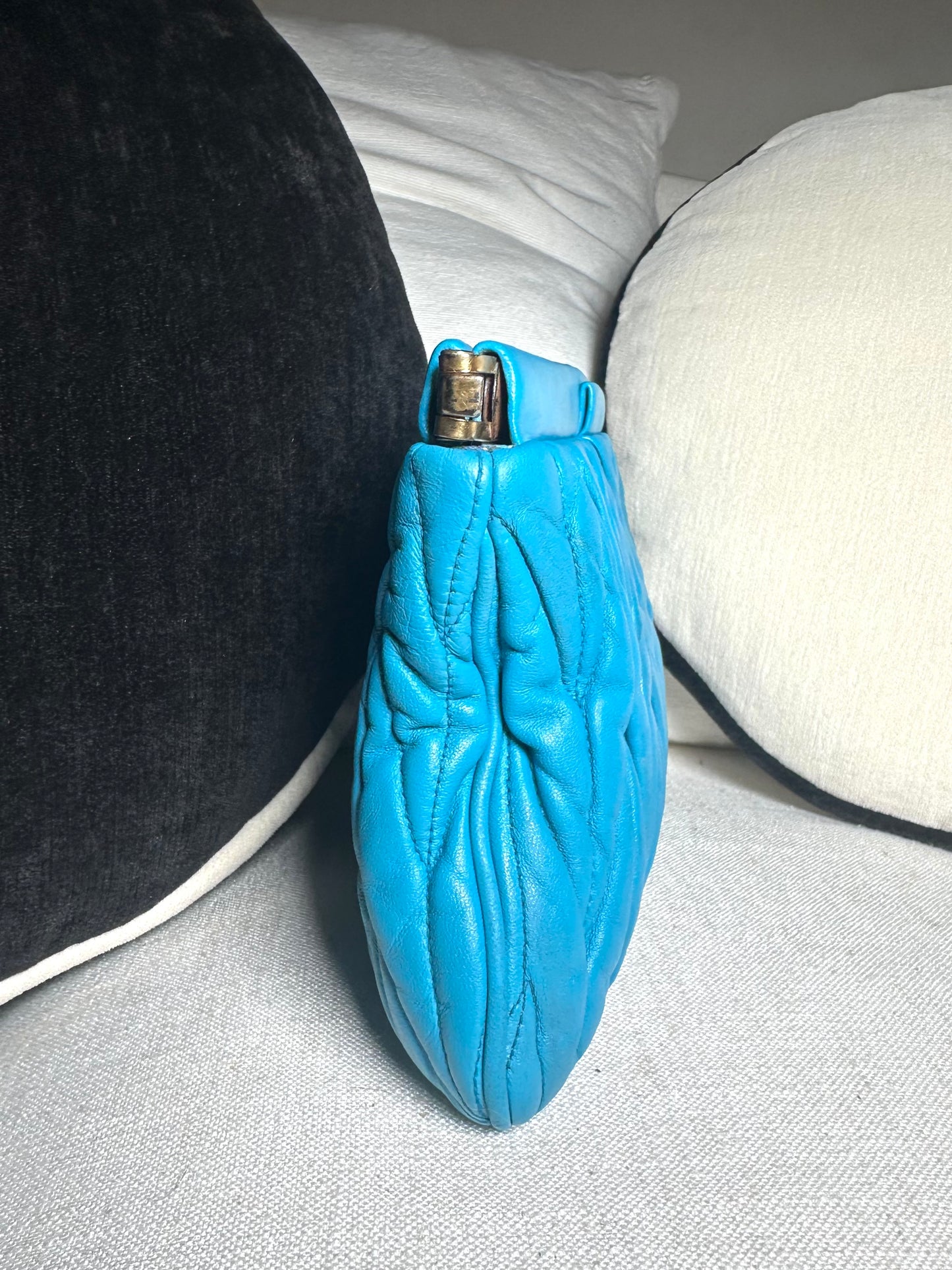 Pochette Miu Miu authentique en cuir d’agneau matelassé bleu turquoise
