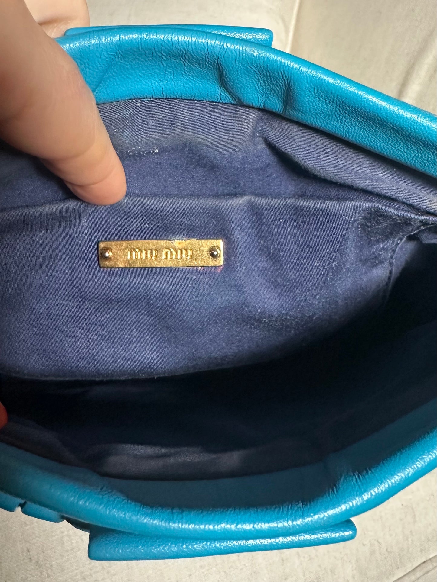 Pochette Miu Miu authentique en cuir d’agneau matelassé bleu turquoise