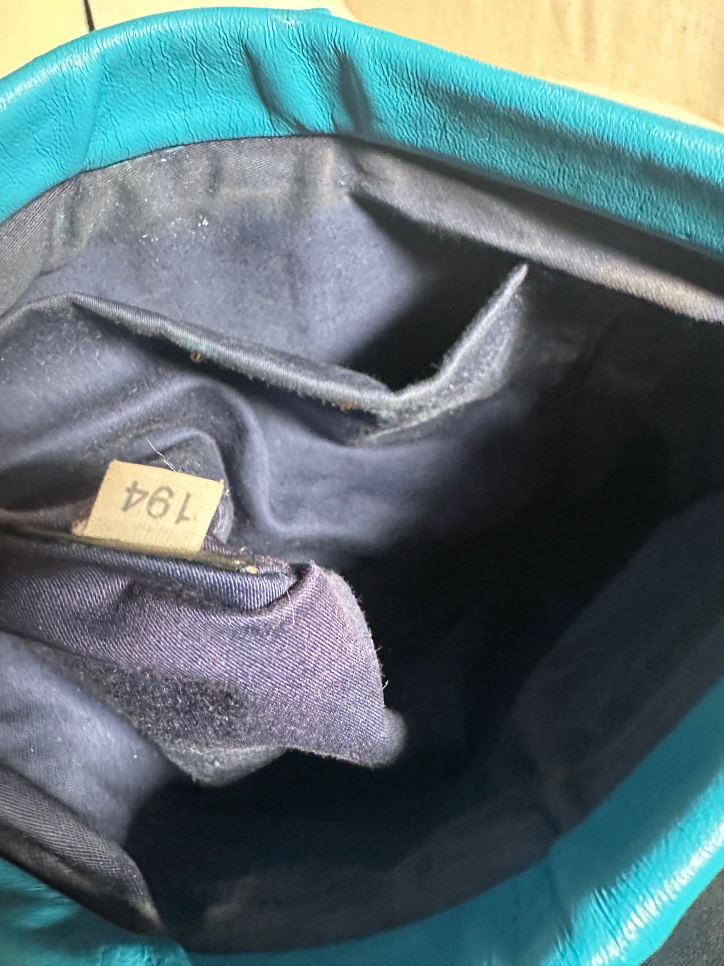 Pochette Miu Miu authentique en cuir d’agneau matelassé bleu turquoise