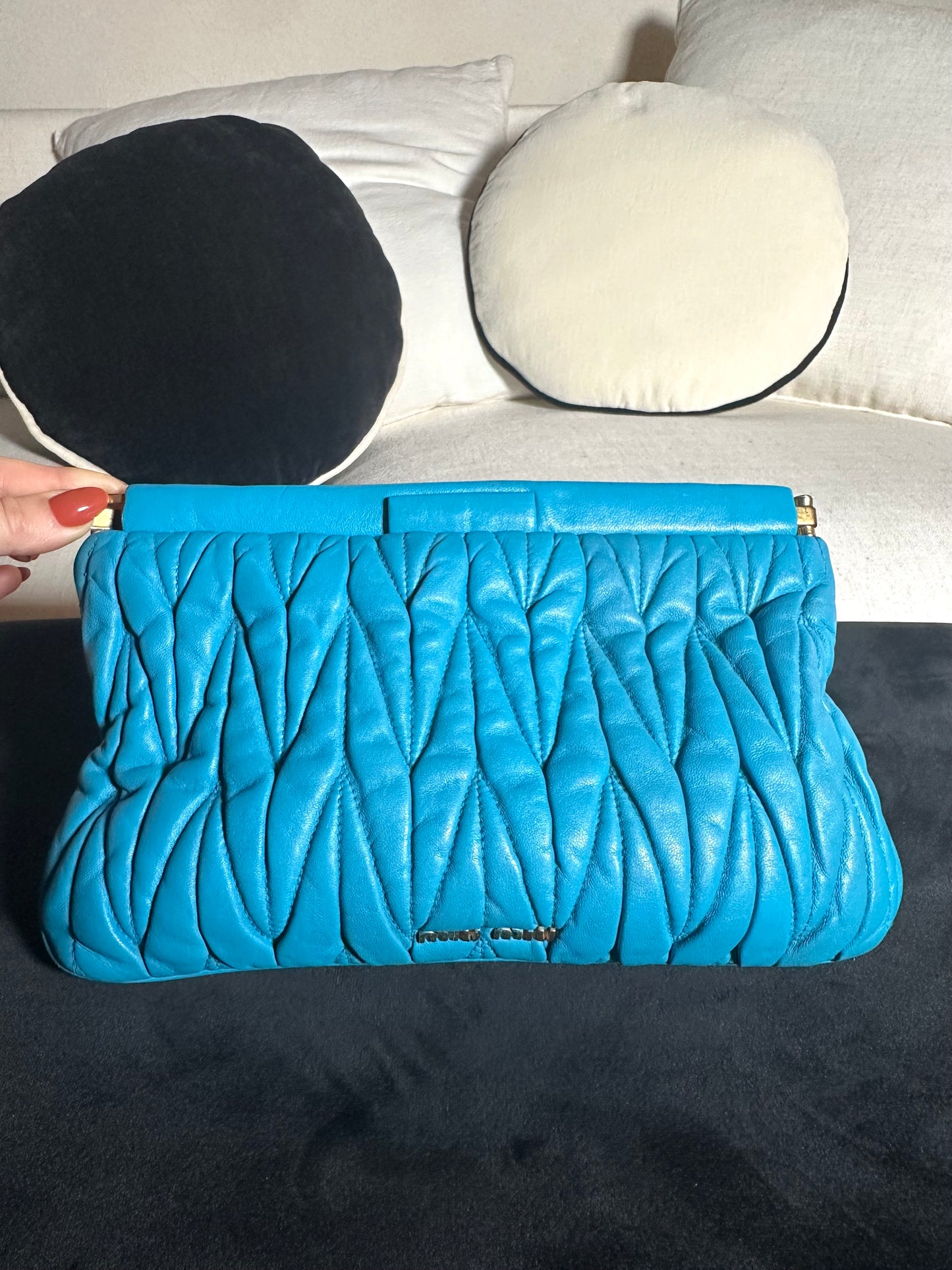 Pochette Miu Miu authentique en cuir d’agneau matelassé bleu turquoise