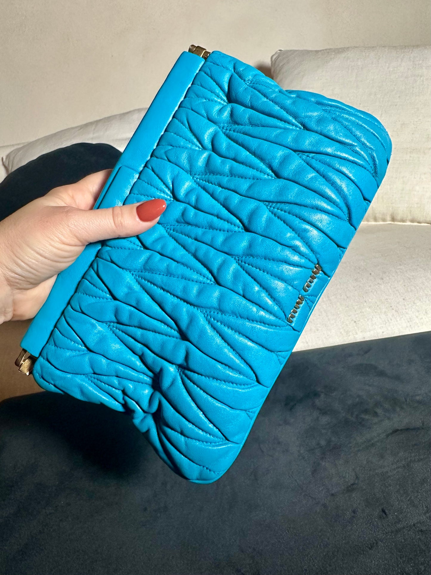 Pochette Miu Miu authentique en cuir d’agneau matelassé bleu turquoise