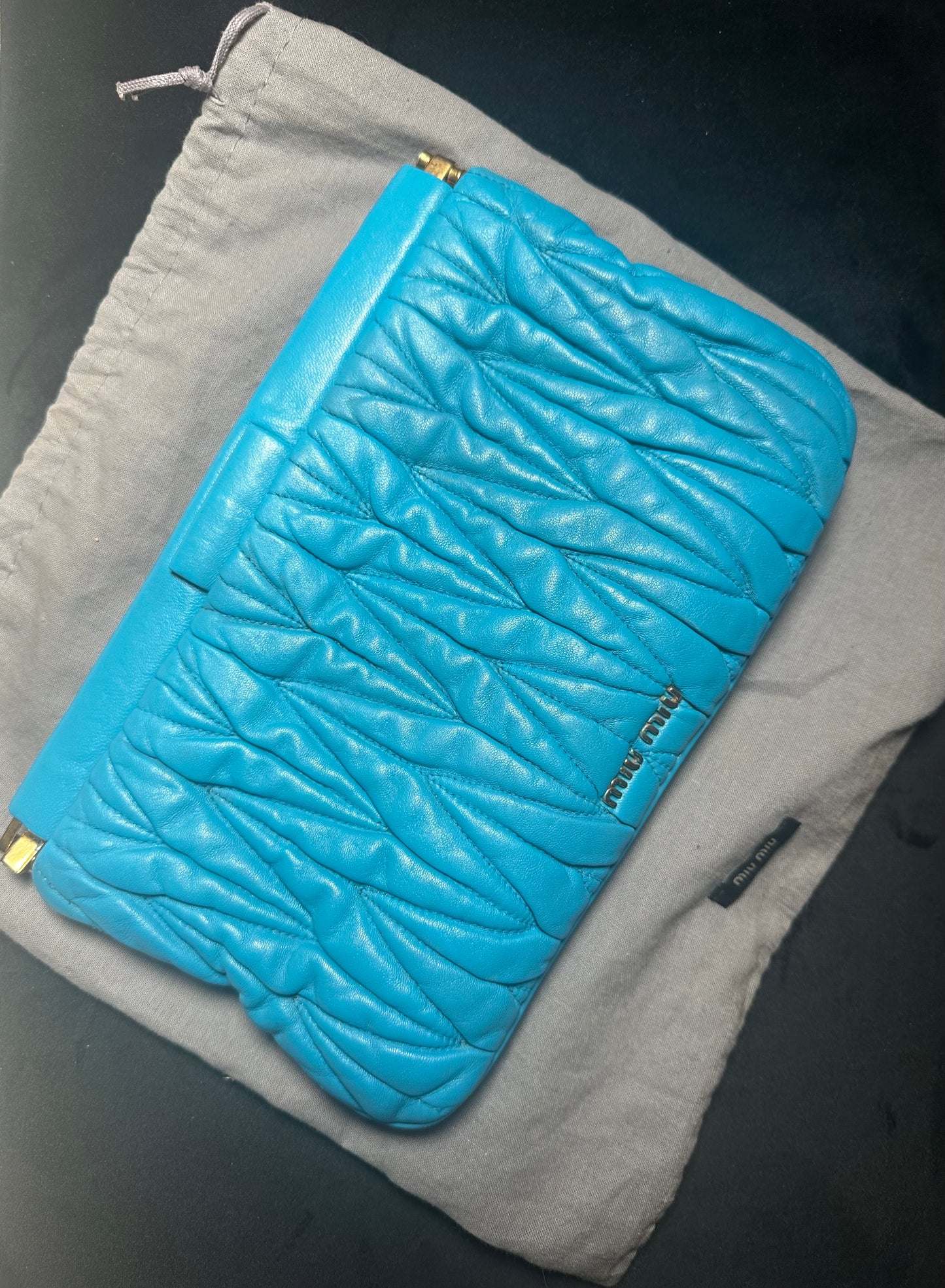 Pochette Miu Miu authentique en cuir d’agneau matelassé bleu turquoise