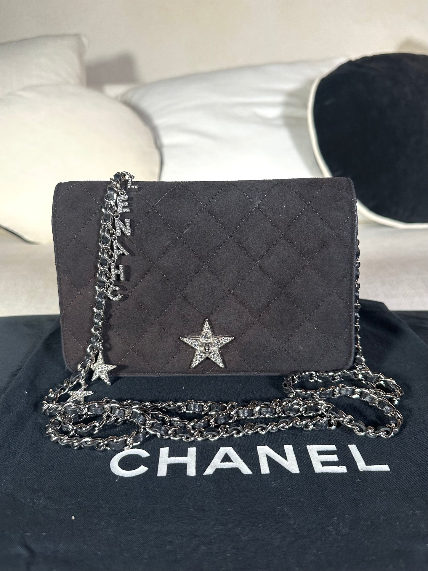 Sac mini flap Chanel matelassé en suède noir authentique