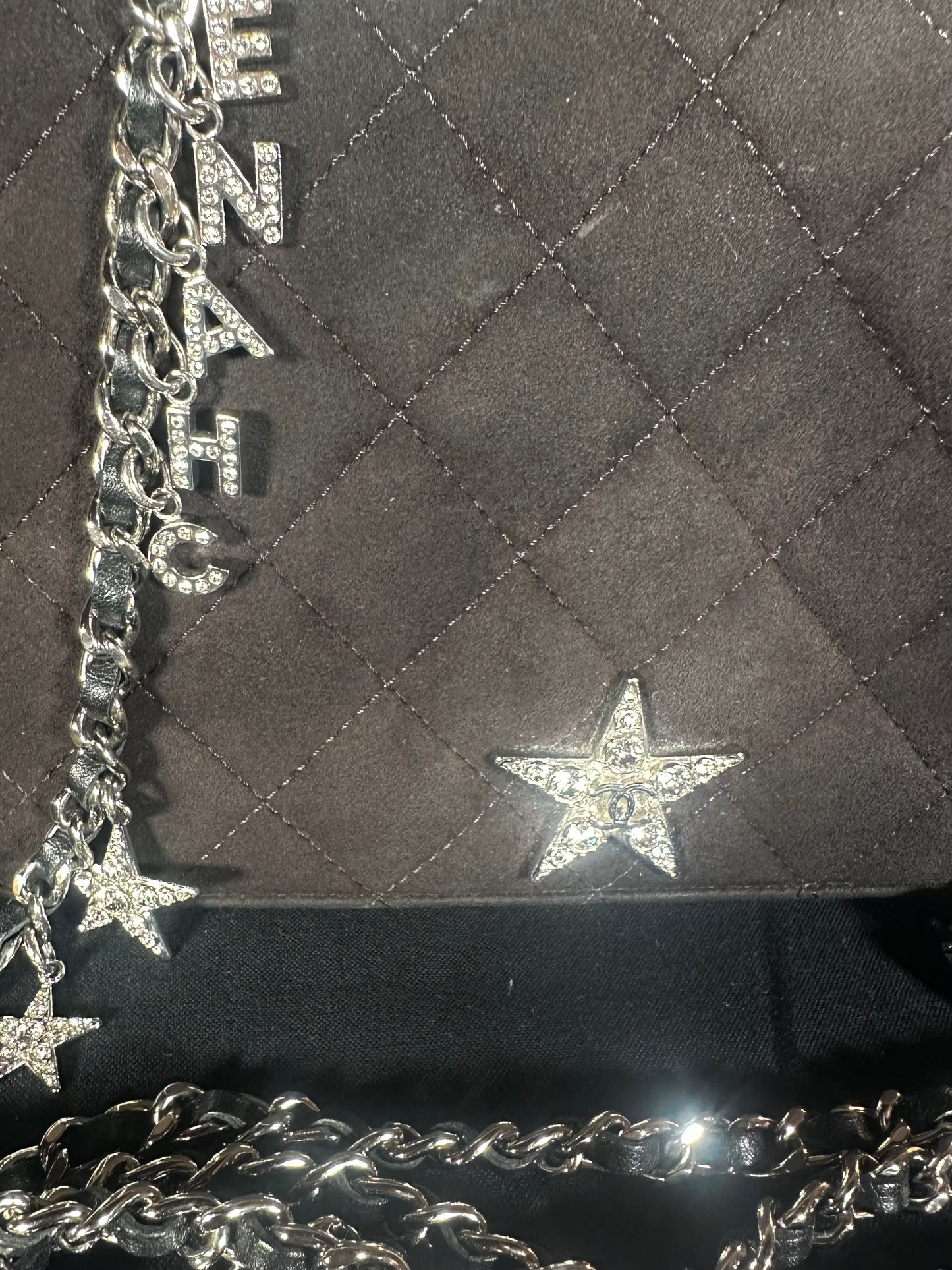 Sac mini flap Chanel matelassé en suède noir authentique