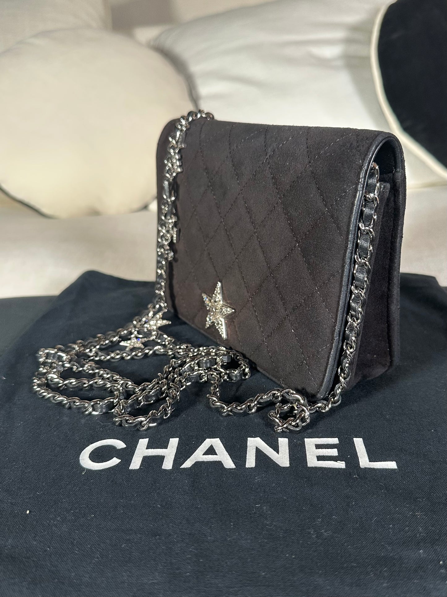Sac mini flap Chanel matelassé en suède noir authentique