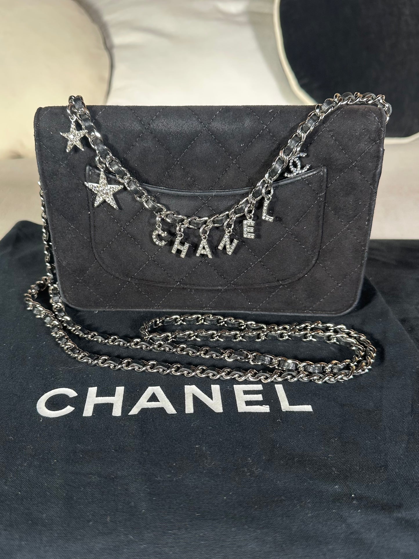 Sac mini flap Chanel matelassé en suède noir authentique