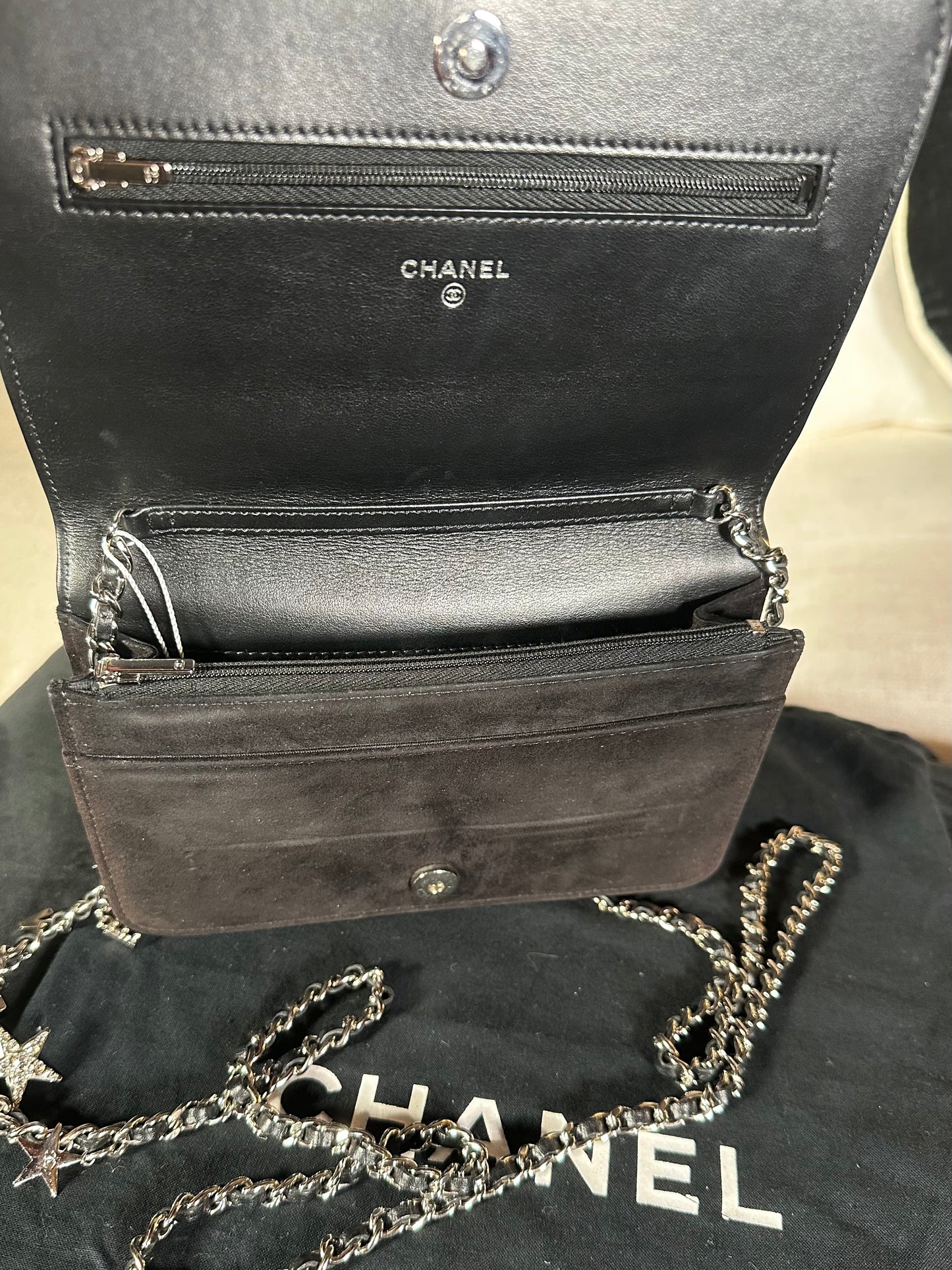 Sac mini flap Chanel matelassé en suède noir authentique