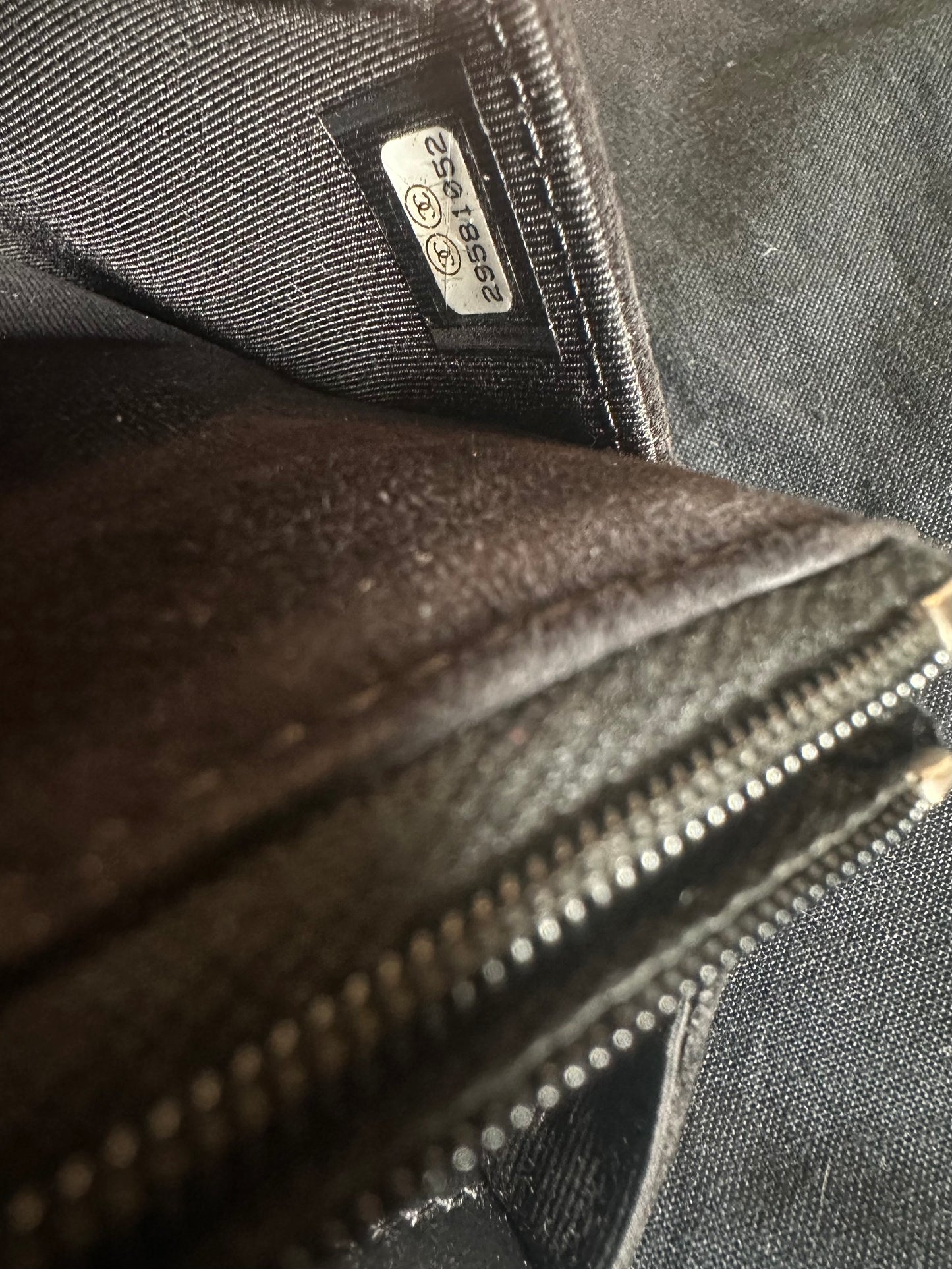 Sac mini flap Chanel matelassé en suède noir authentique