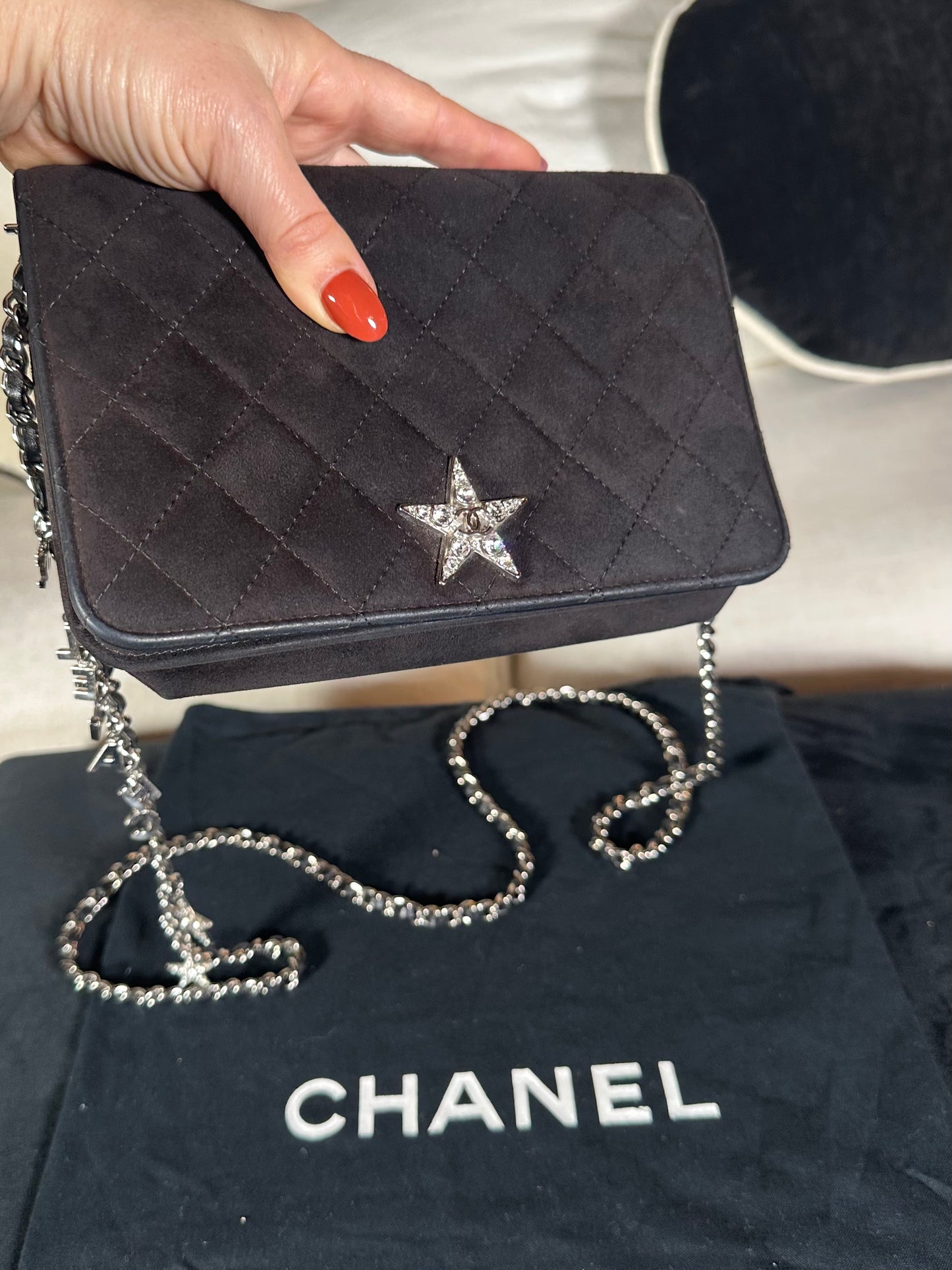 Sac mini flap Chanel matelassé en suède noir authentique