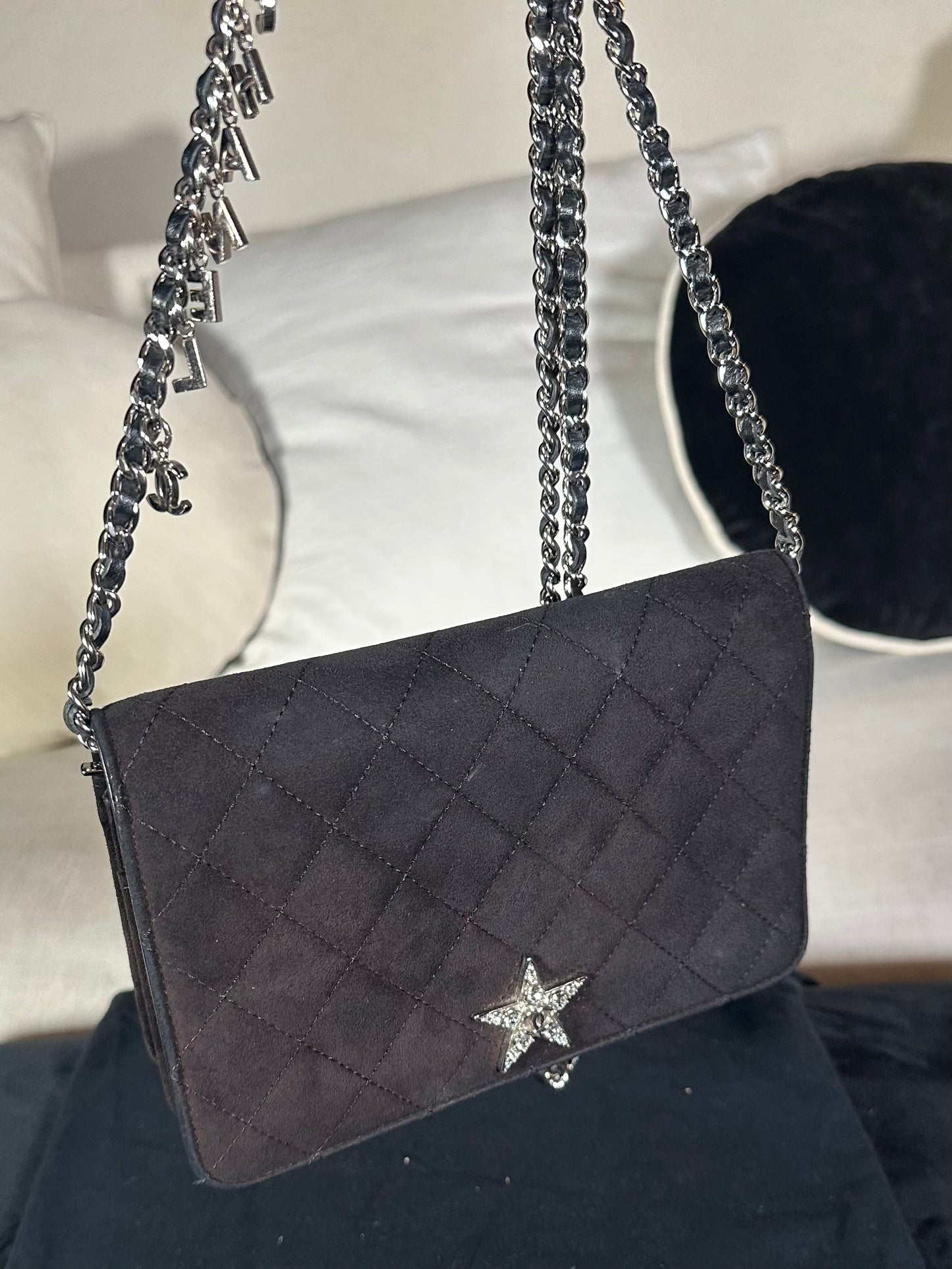 Sac mini flap Chanel matelassé en suède noir authentique