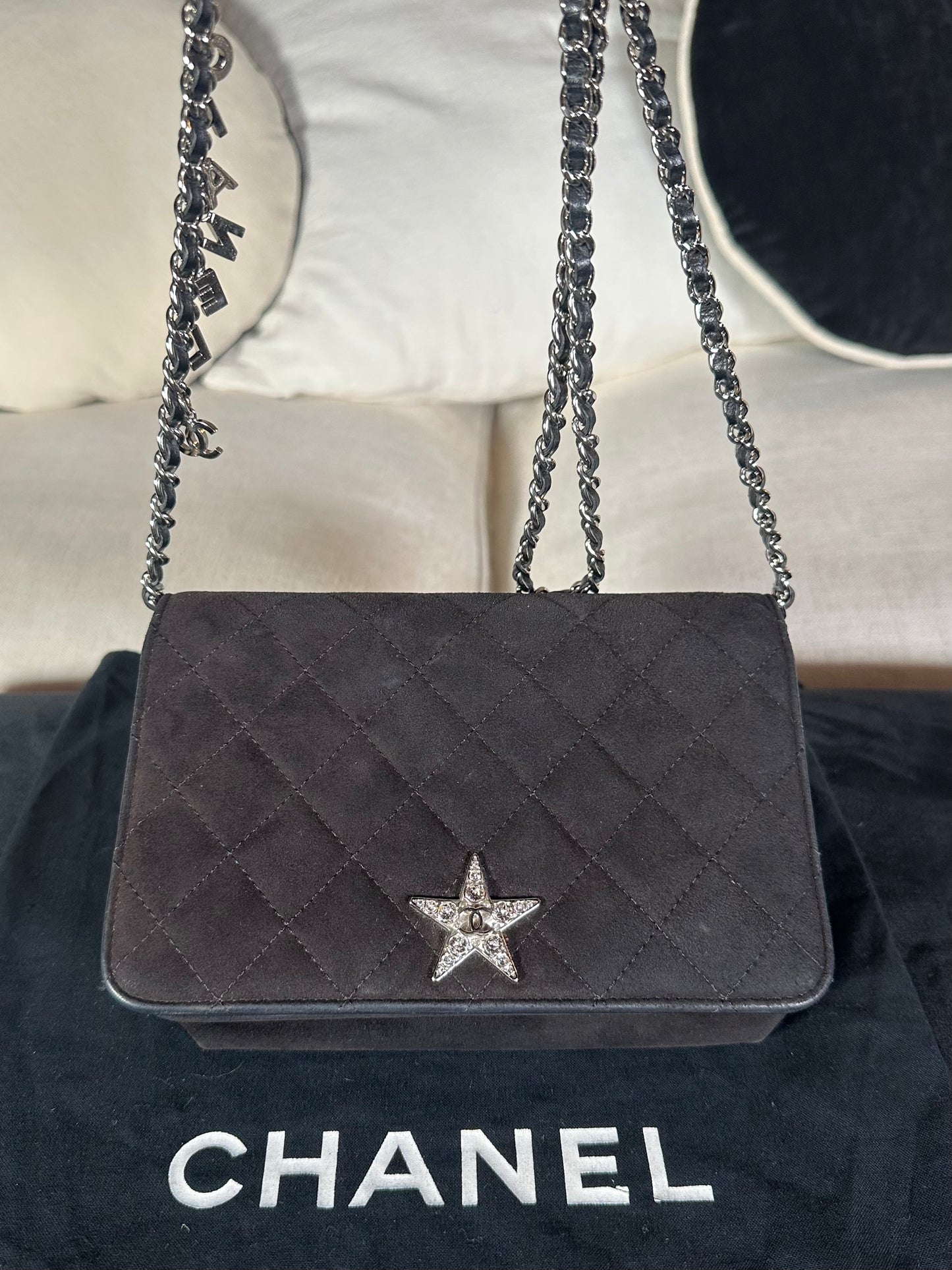 Sac mini flap Chanel matelassé en suède noir authentique