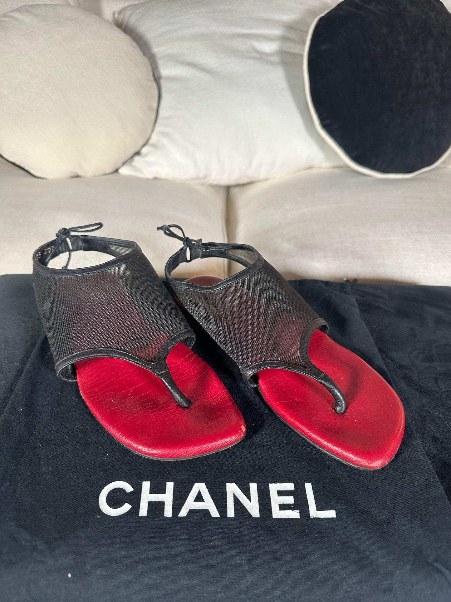 Chanel sandales tongs en mesh noir et cuir rouge authentique
