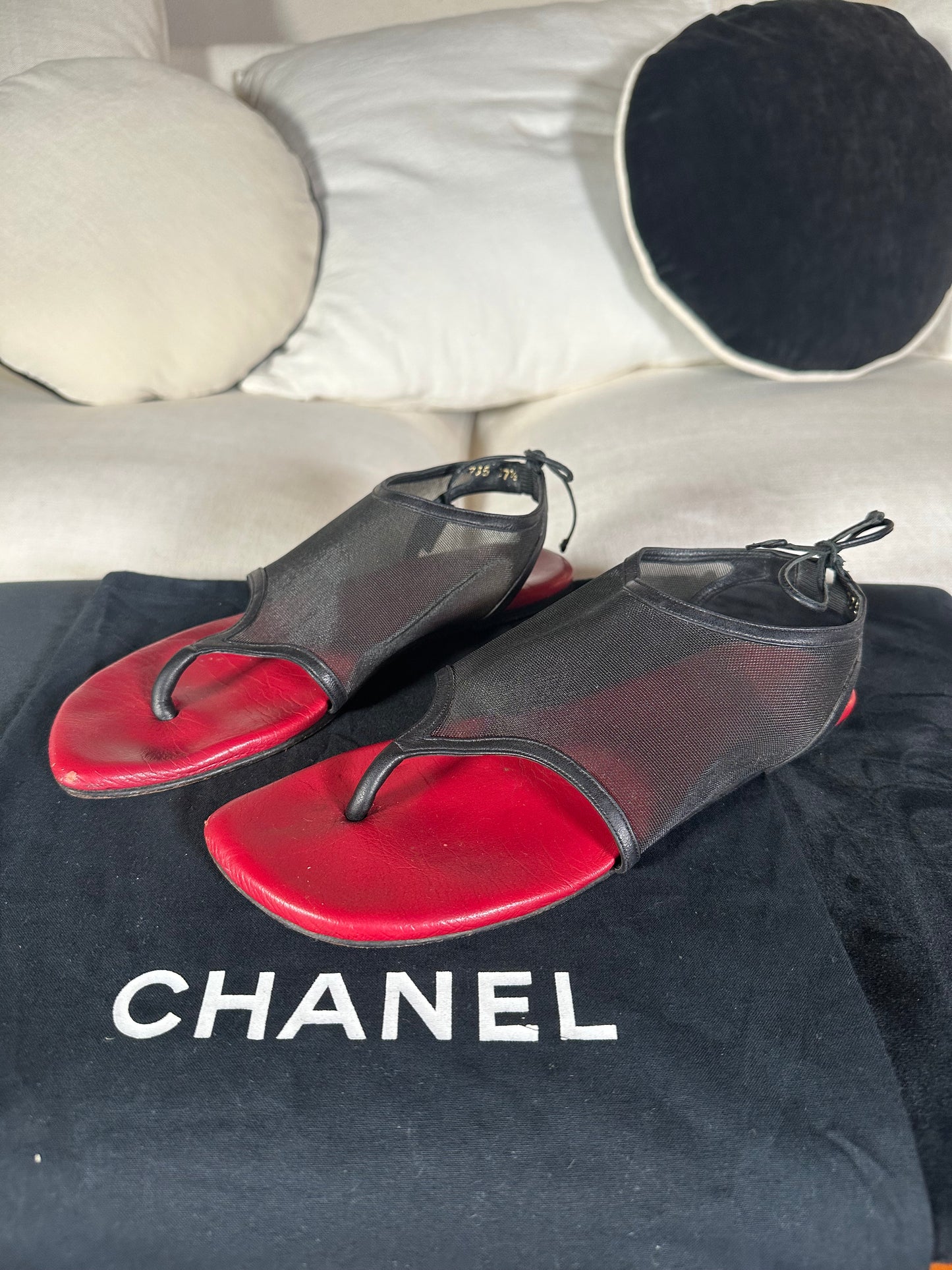 Chanel sandales tongs en mesh noir et cuir rouge authentique