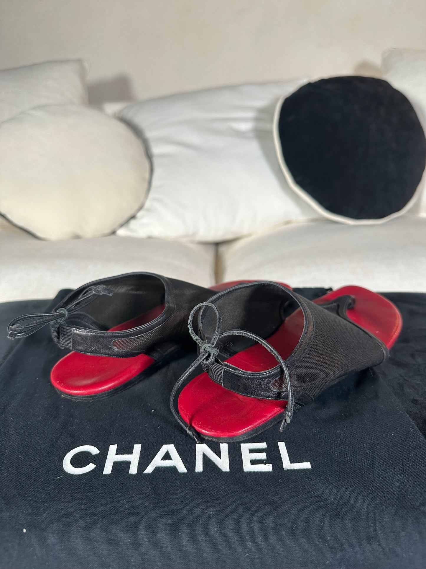 Chanel sandales tongs en mesh noir et cuir rouge authentique