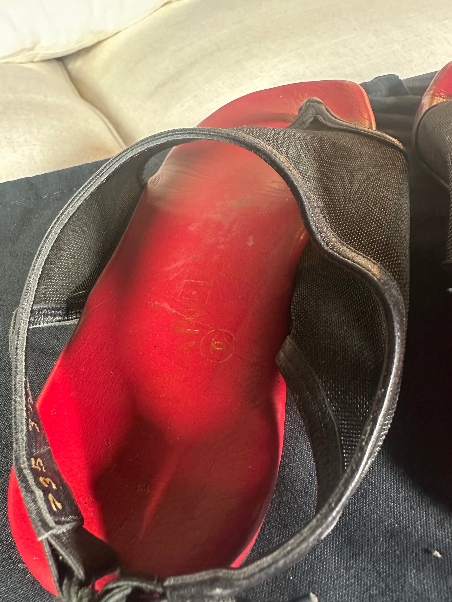 Chanel sandales tongs en mesh noir et cuir rouge authentique