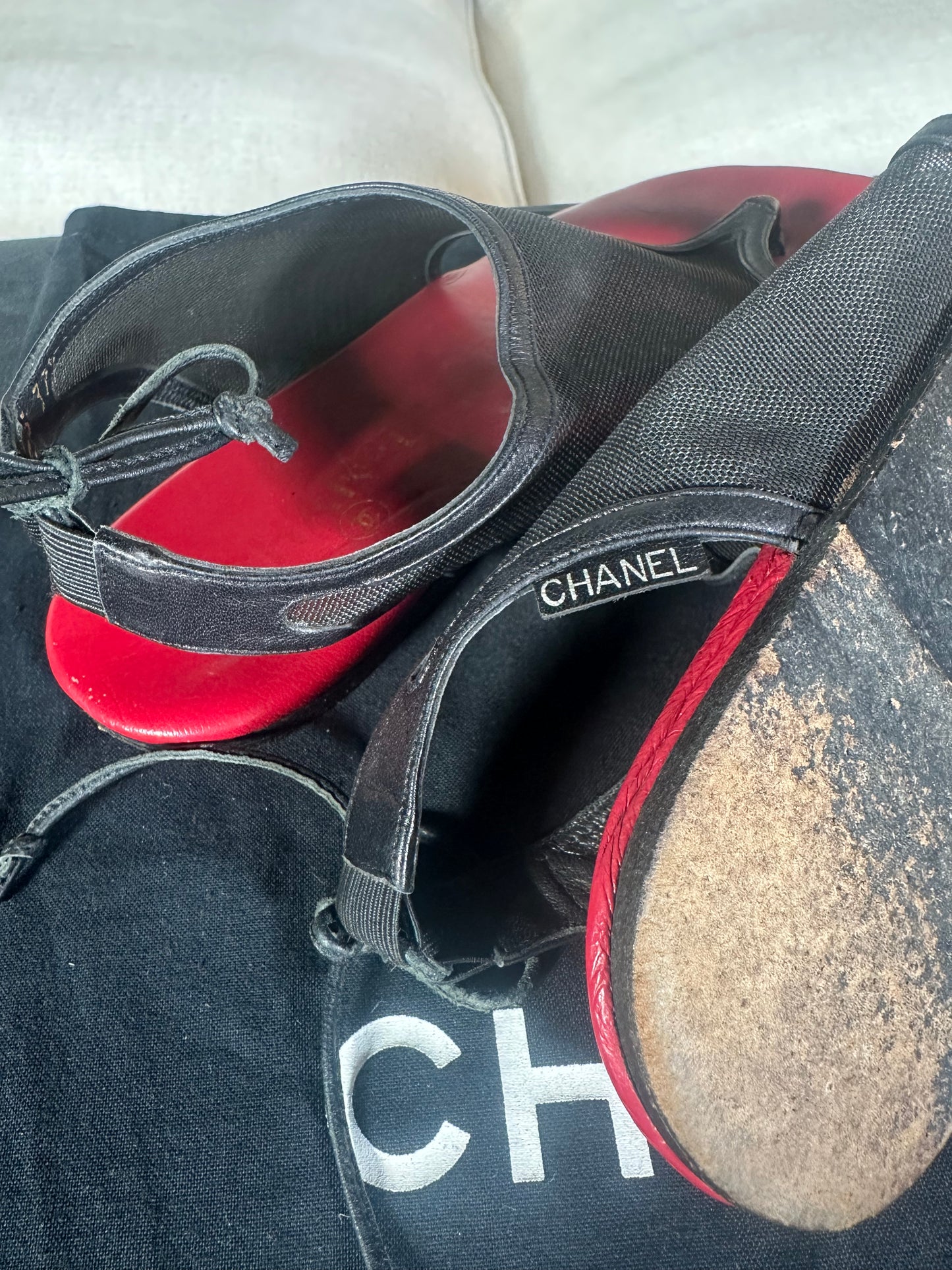 Chanel sandales tongs en mesh noir et cuir rouge authentique