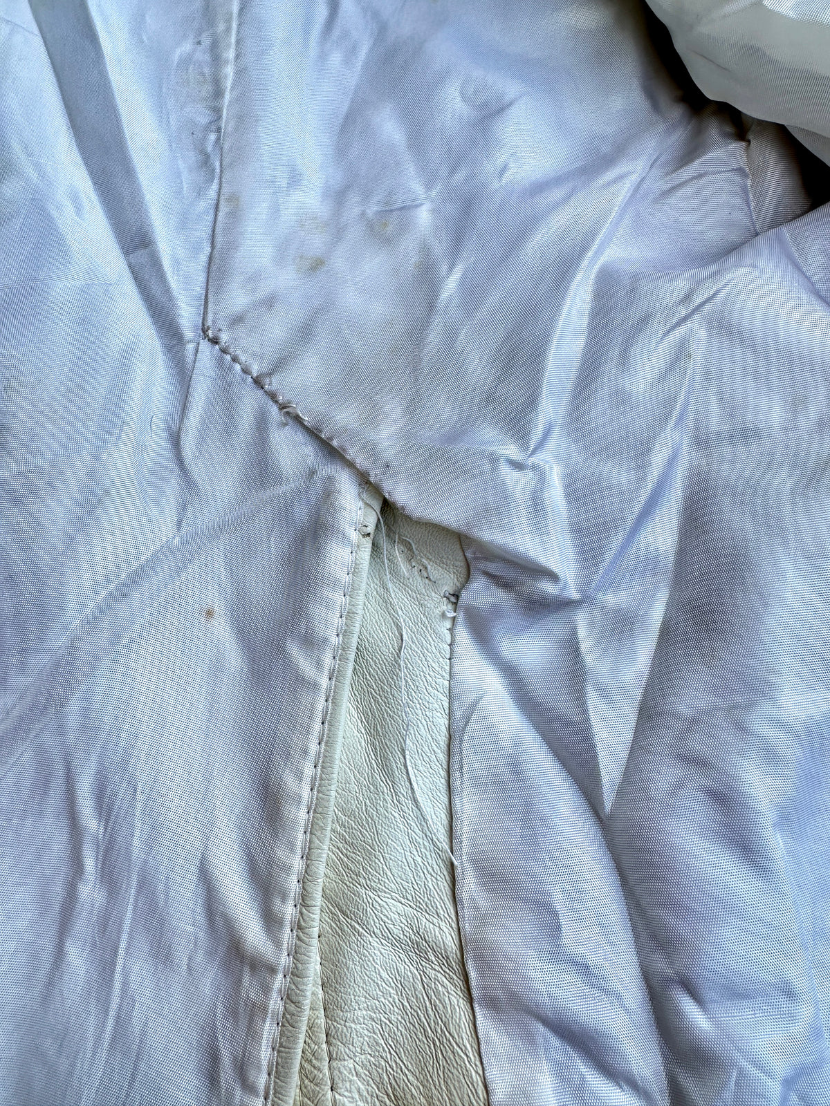 Trench Louis Féraud en cuir crème vintage authentique
