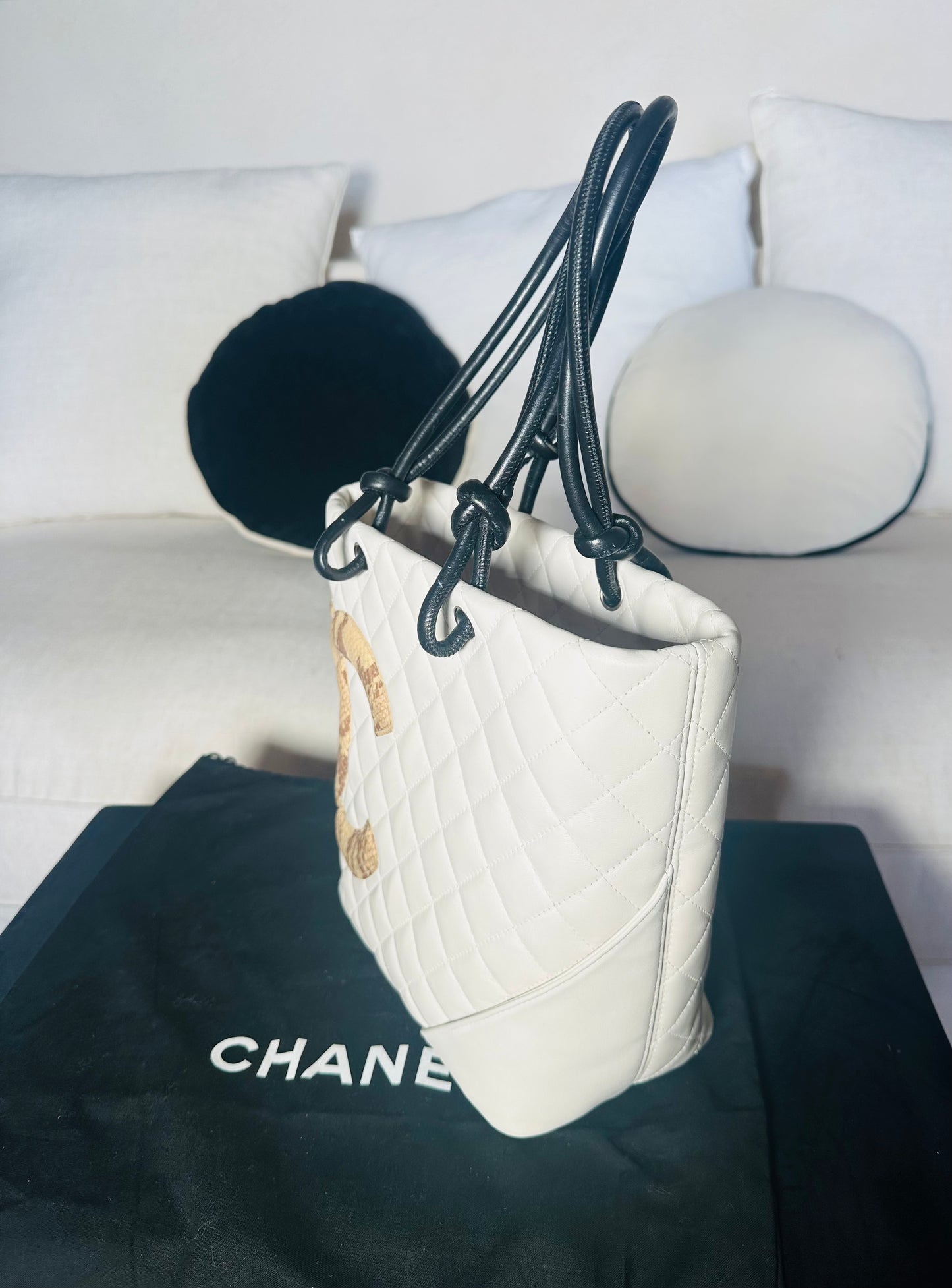 Sac à main Chanel Cambon authentique en cuir matelassé blanc cassé