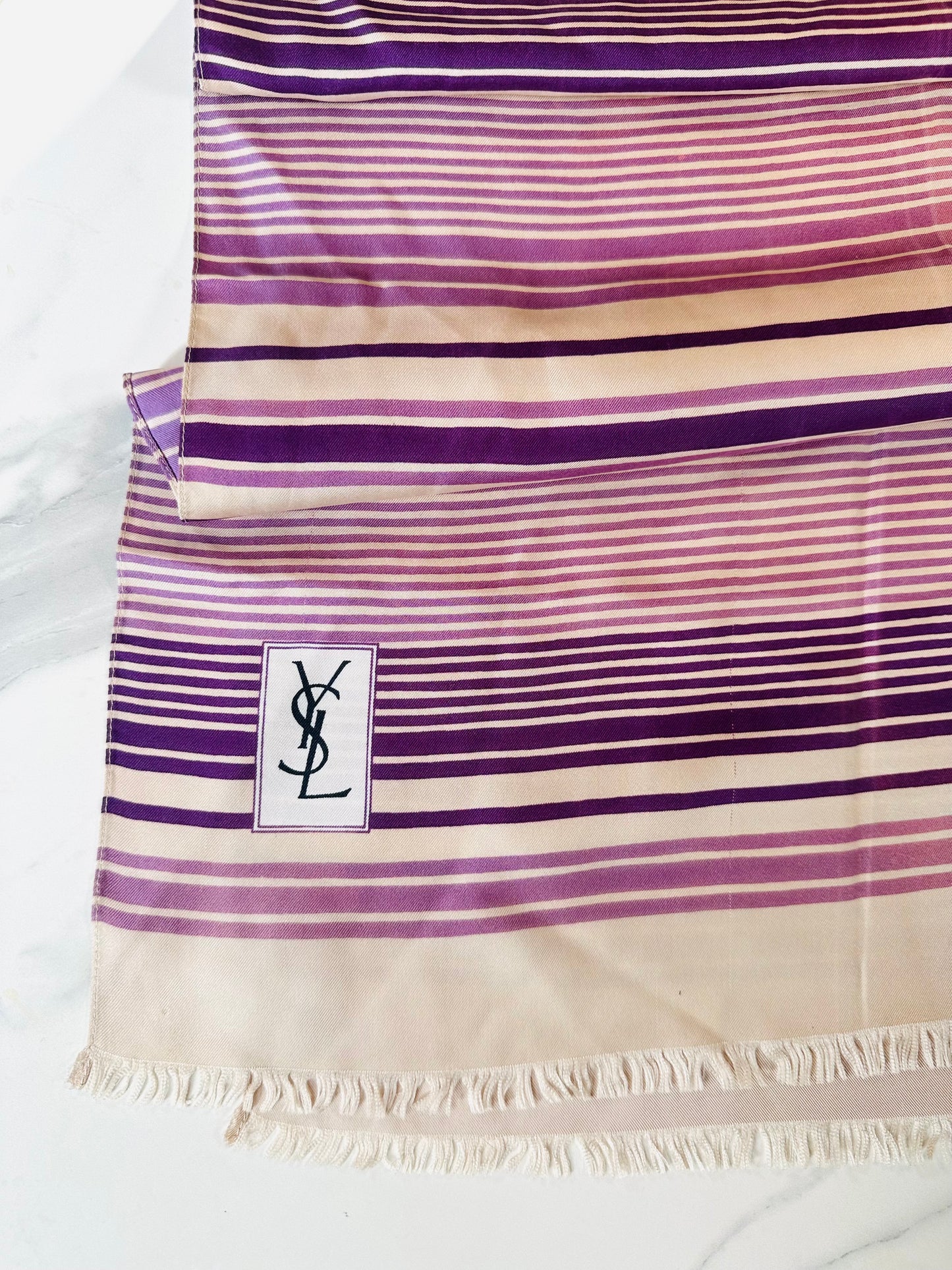 Foulard Yves Saint Laurent en soie satinée vintage authentique