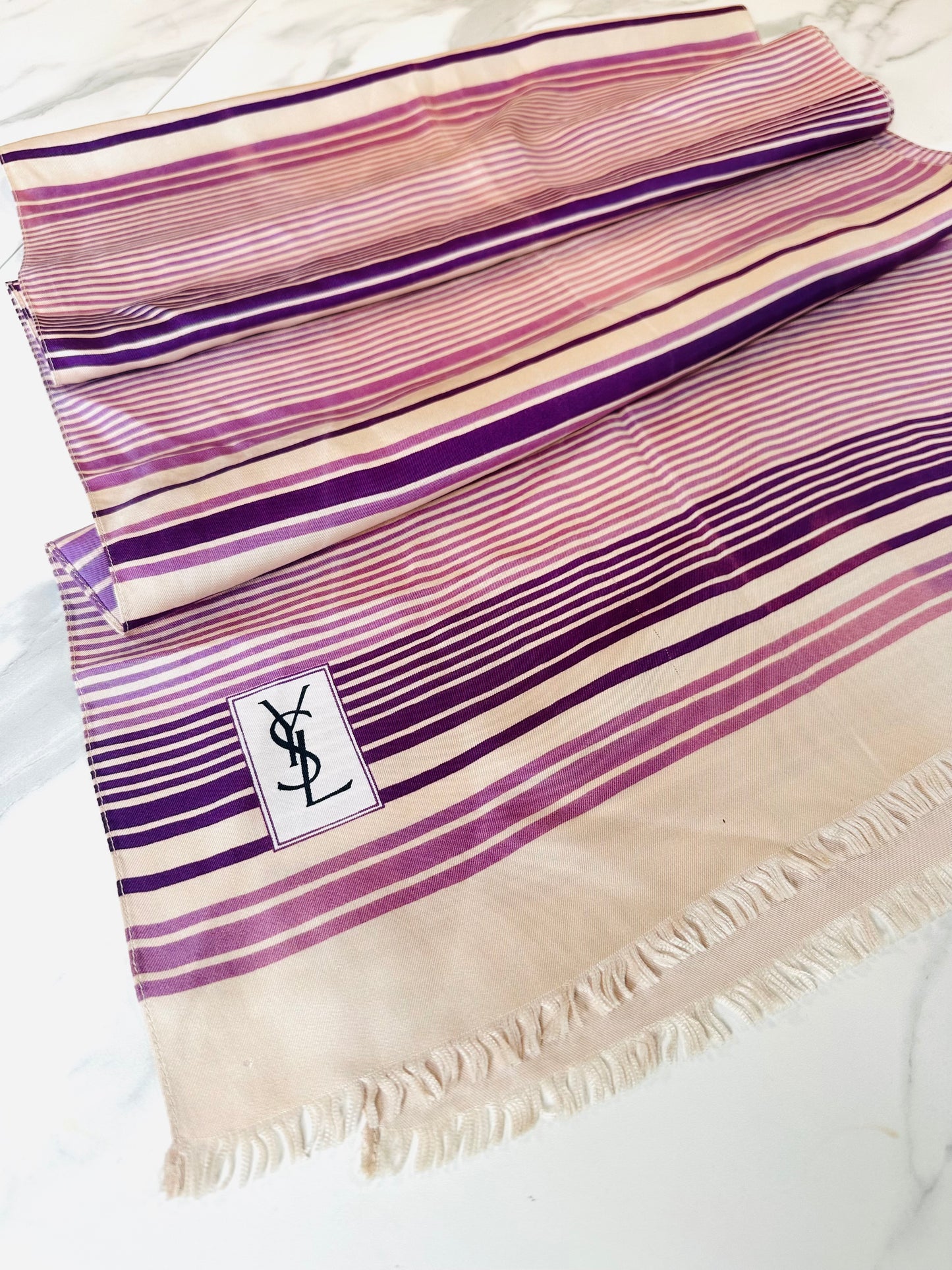 Foulard Yves Saint Laurent en soie satinée vintage authentique