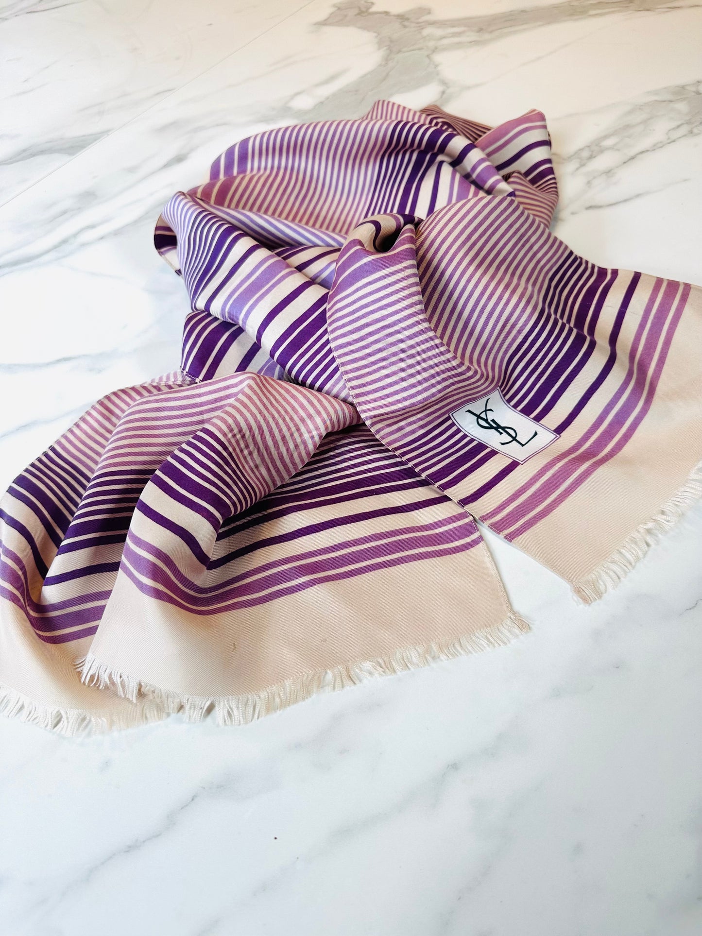 Foulard Yves Saint Laurent en soie satinée vintage authentique