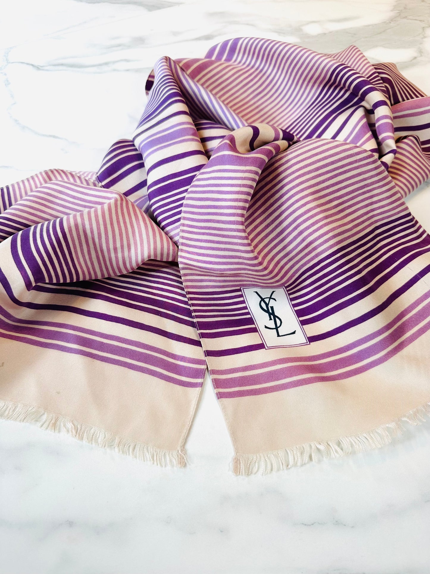 Foulard Yves Saint Laurent en soie satinée vintage authentique