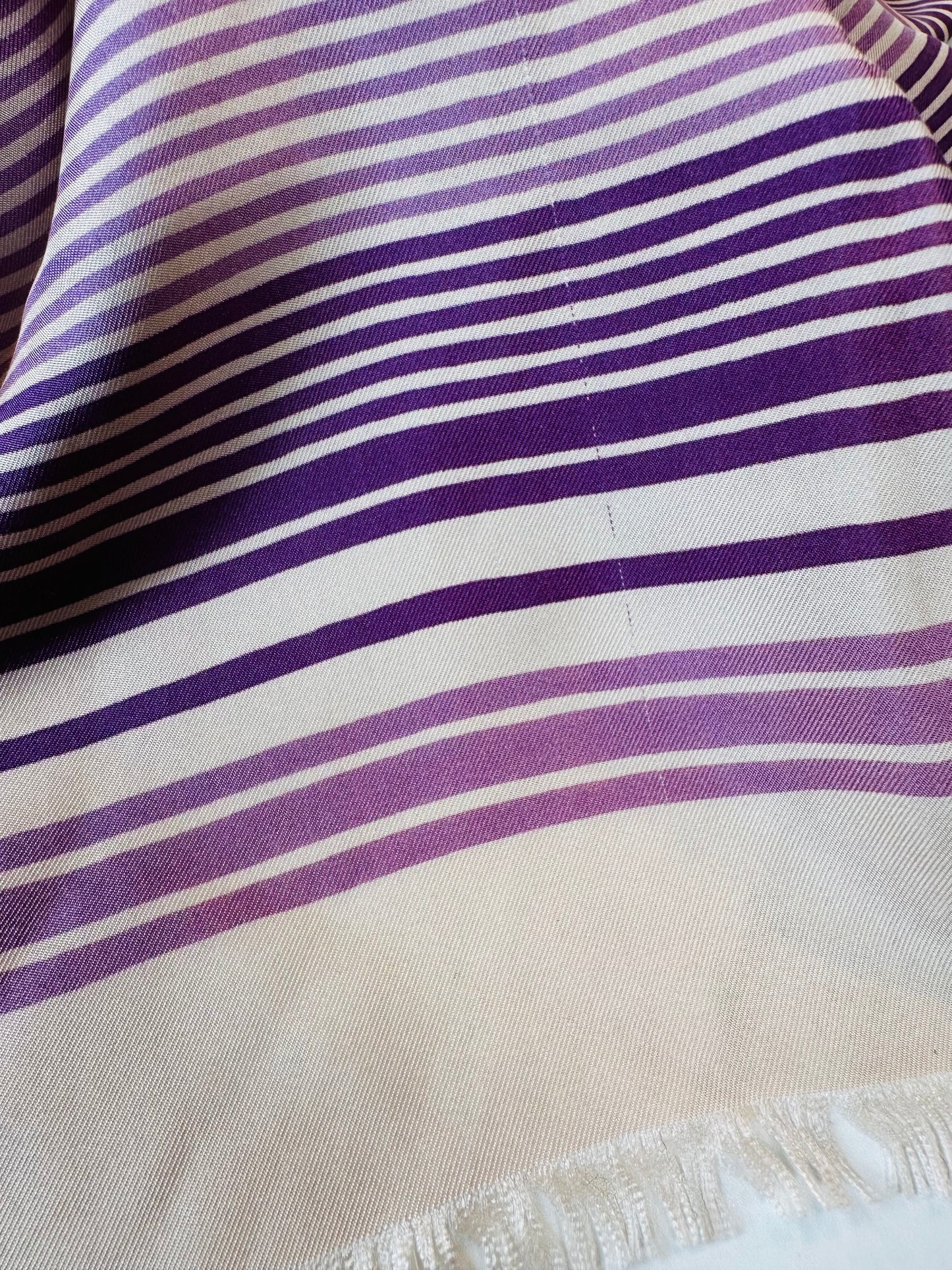Foulard Yves Saint Laurent en soie satinée vintage authentique