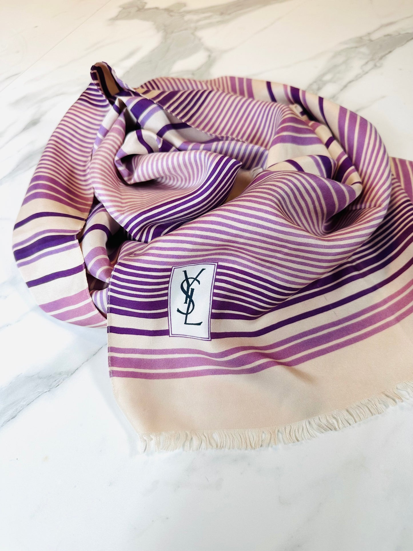 Foulard Yves Saint Laurent en soie satinée vintage authentique