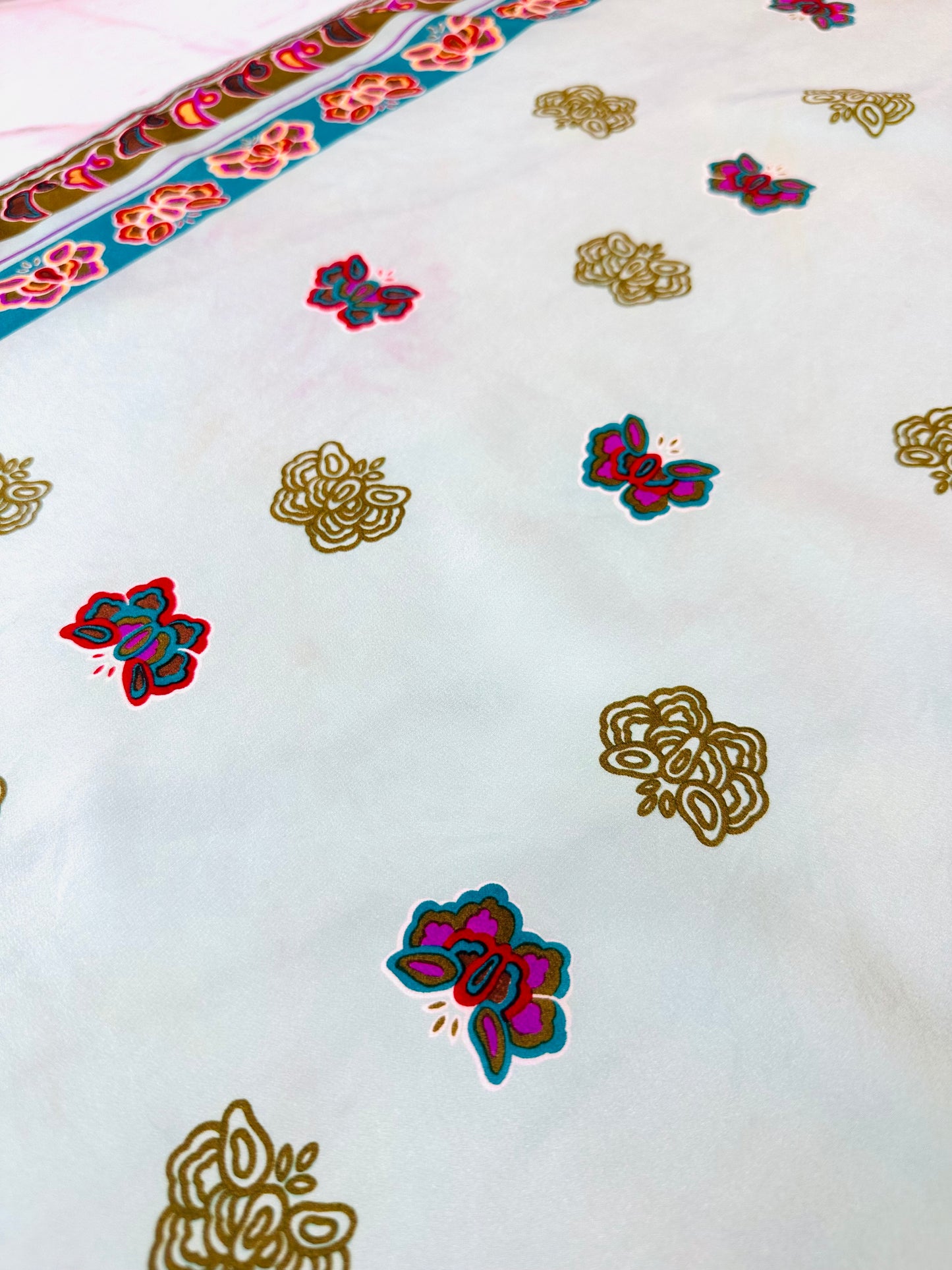 Carré Christian Dior en soie de crêpe motif papillon vintage authentique