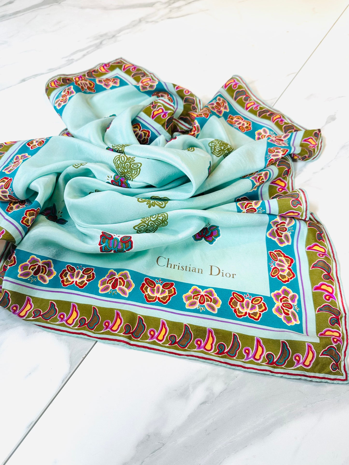 Carré Christian Dior en soie de crêpe motif papillon vintage authentique