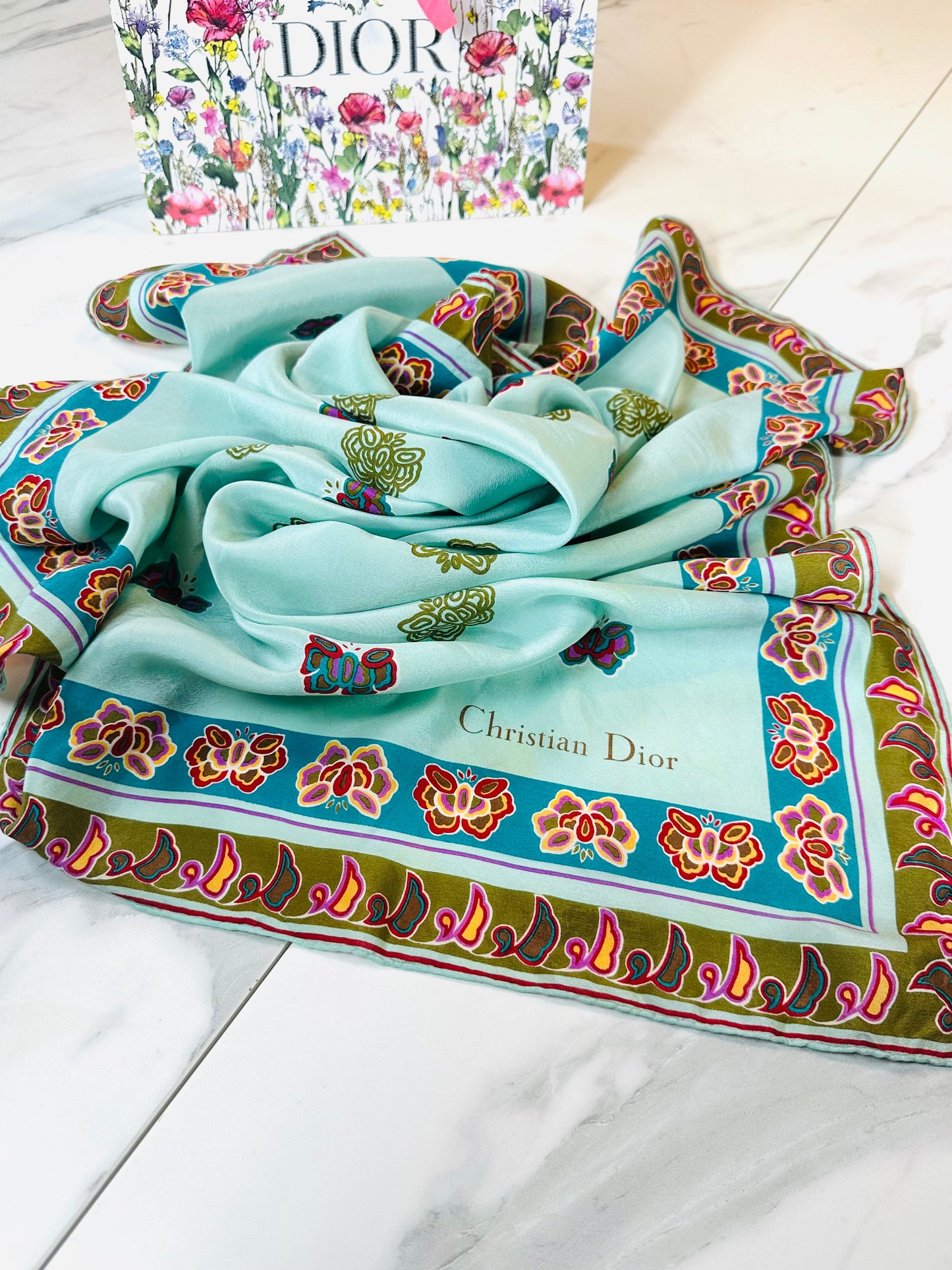 Carré Christian Dior en soie de crêpe motif papillon vintage authentique