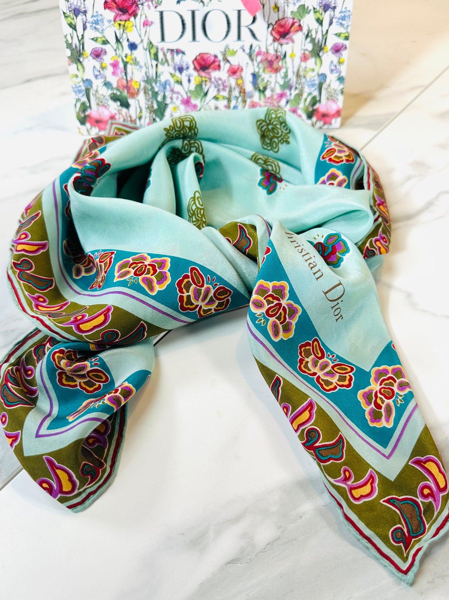 Carré Christian Dior en soie de crêpe motif papillon vintage authentique