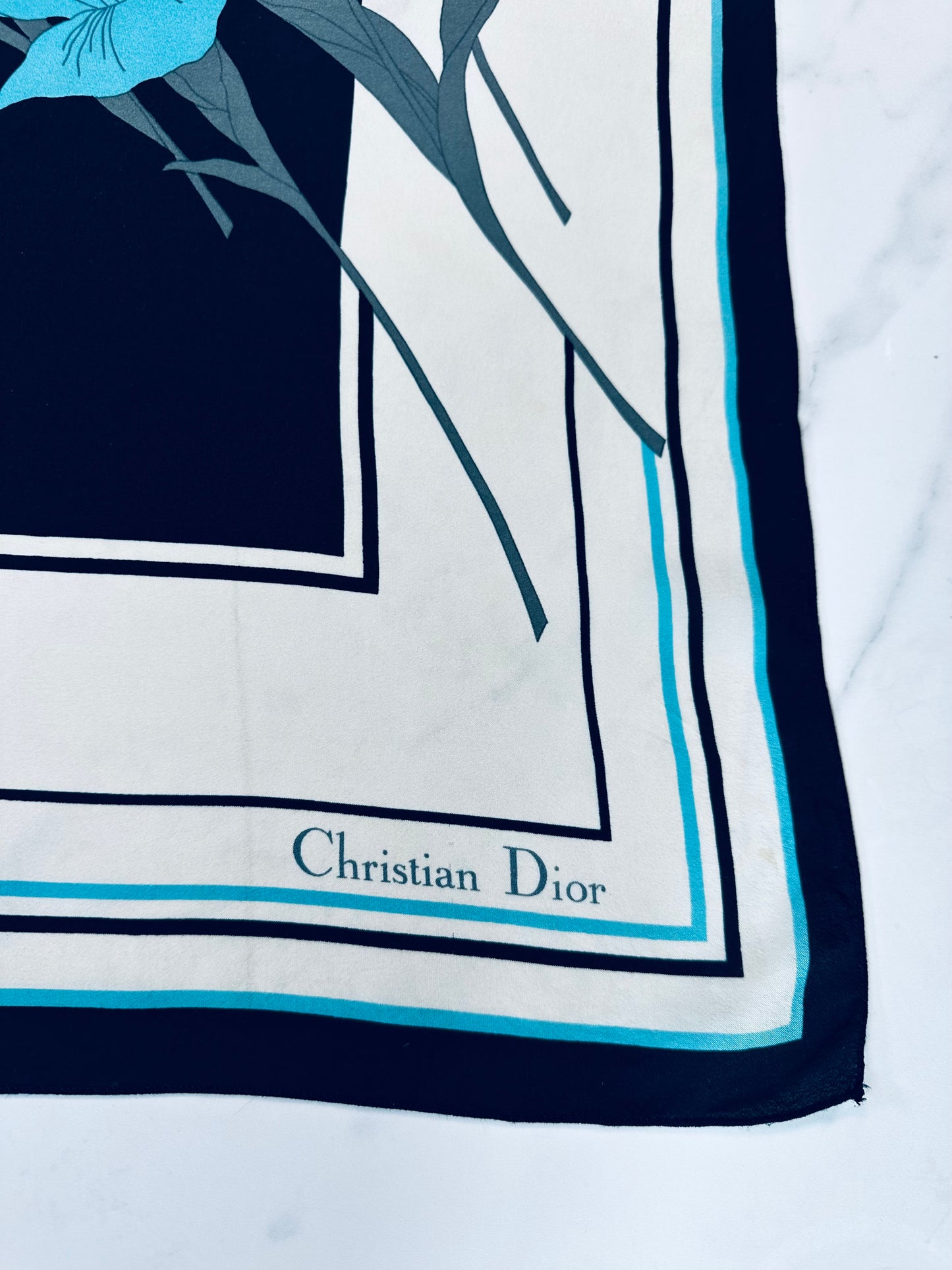 Carré Christian Dior en soie de crêpe motif floral noir et bleu vintage authentique