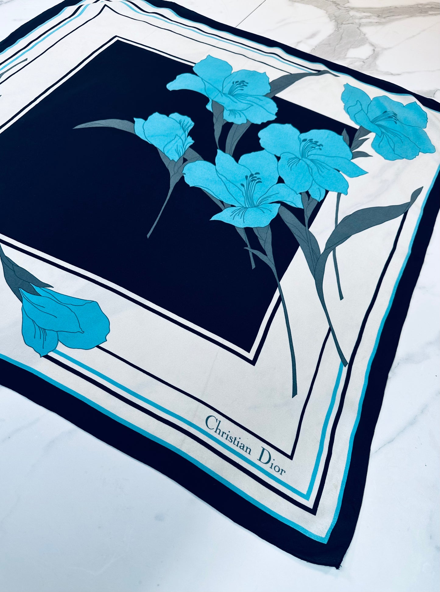 Carré Christian Dior en soie de crêpe motif floral noir et bleu vintage authentique